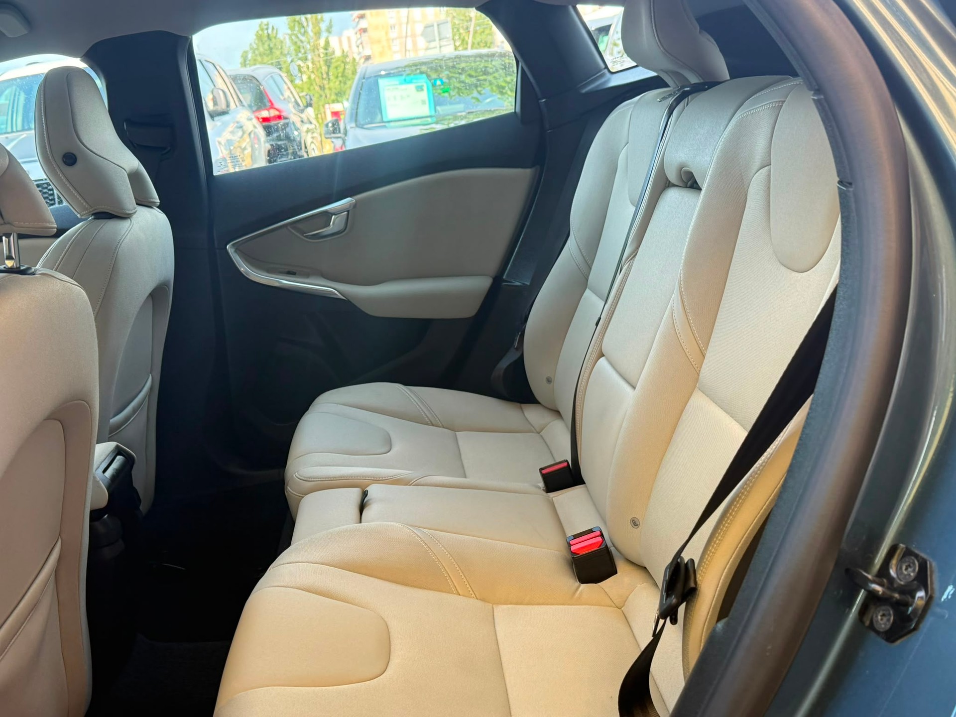VOLVO V40 T4 Momentum Powershift-image-10