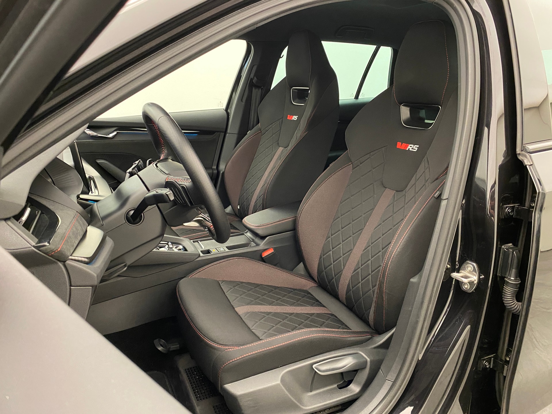 SKODA Octavia 2.0 TSI DSG RS-image-9