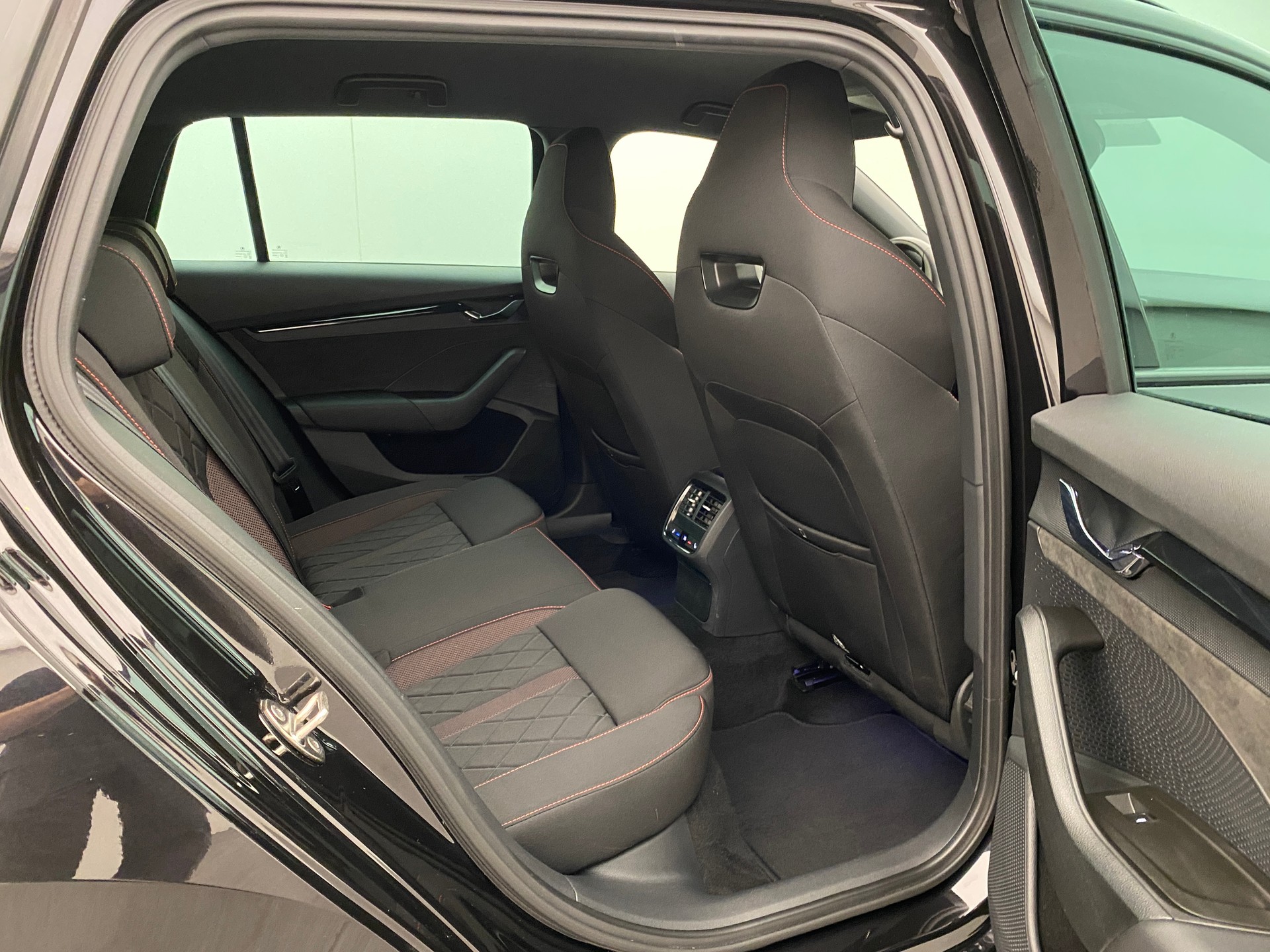 SKODA Octavia 2.0 TSI DSG RS-image-13