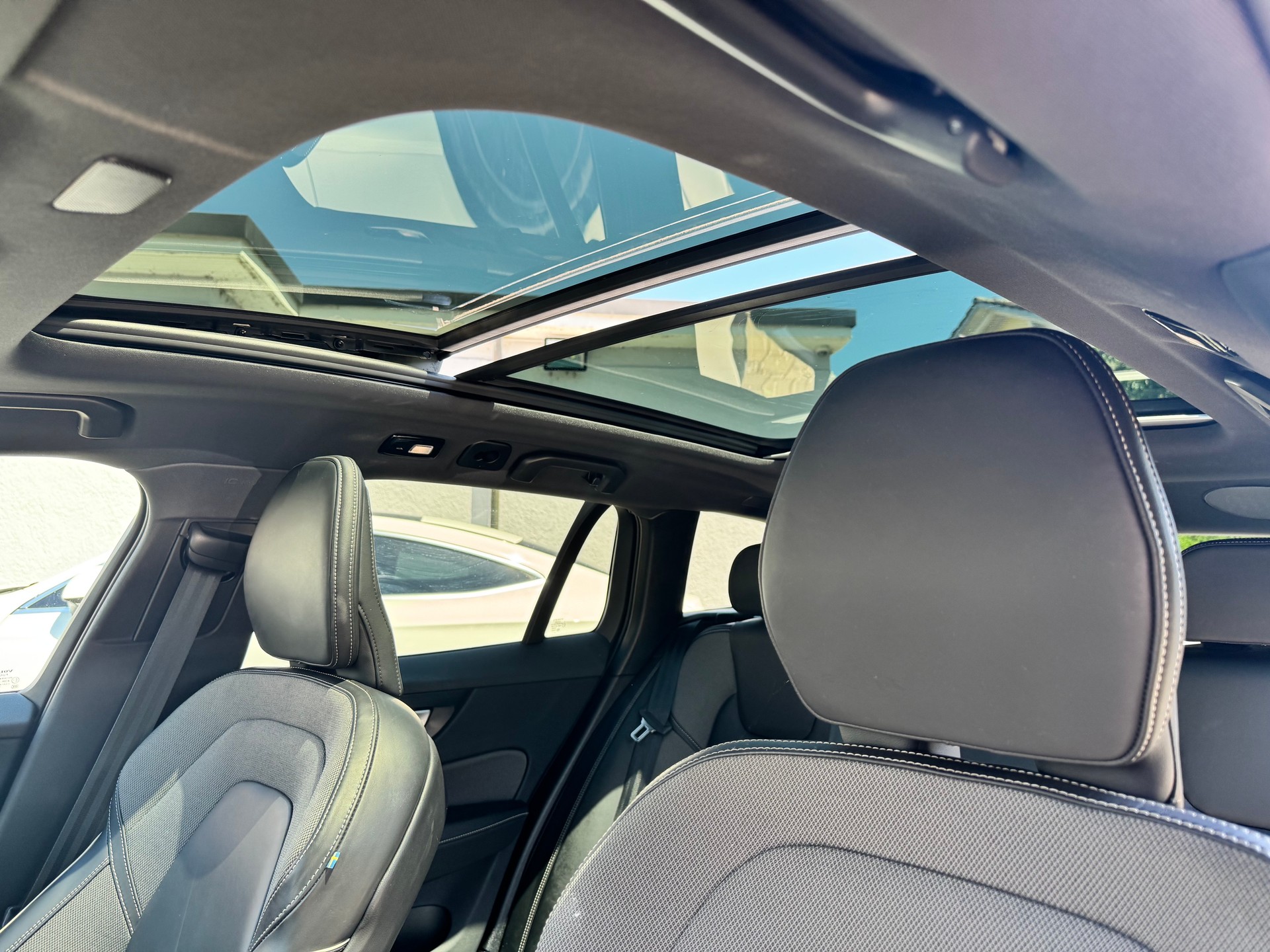 VOLVO V60 T8 eAWD Plug in Hybrid Ultra Dark Geartronic-image-9