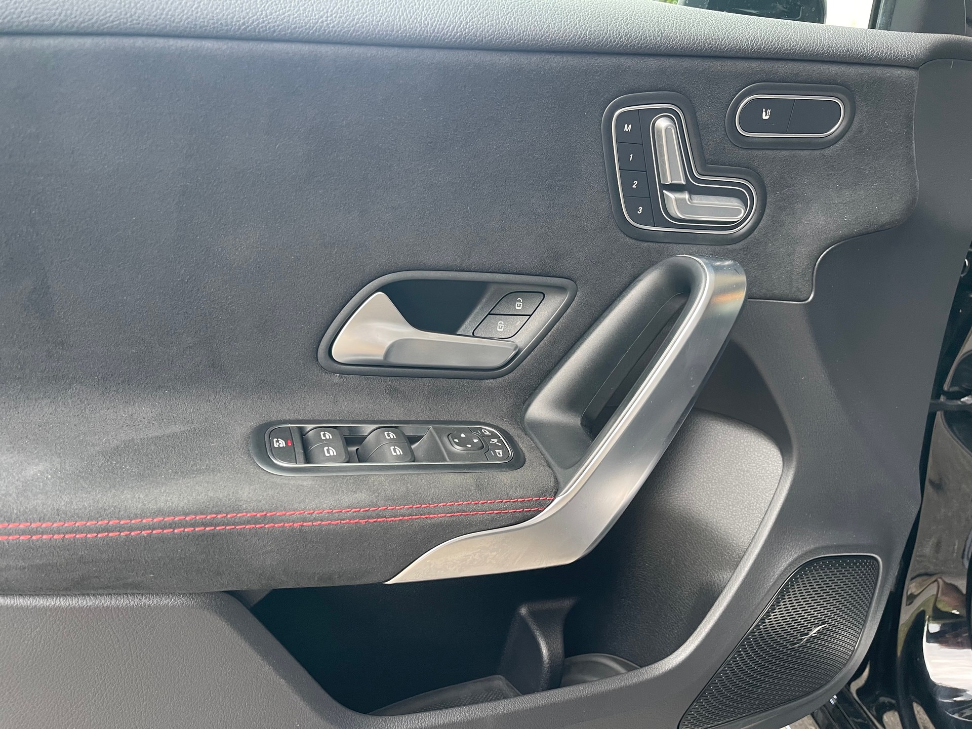 MERCEDES-BENZ A 250 AMG Line-image-13
