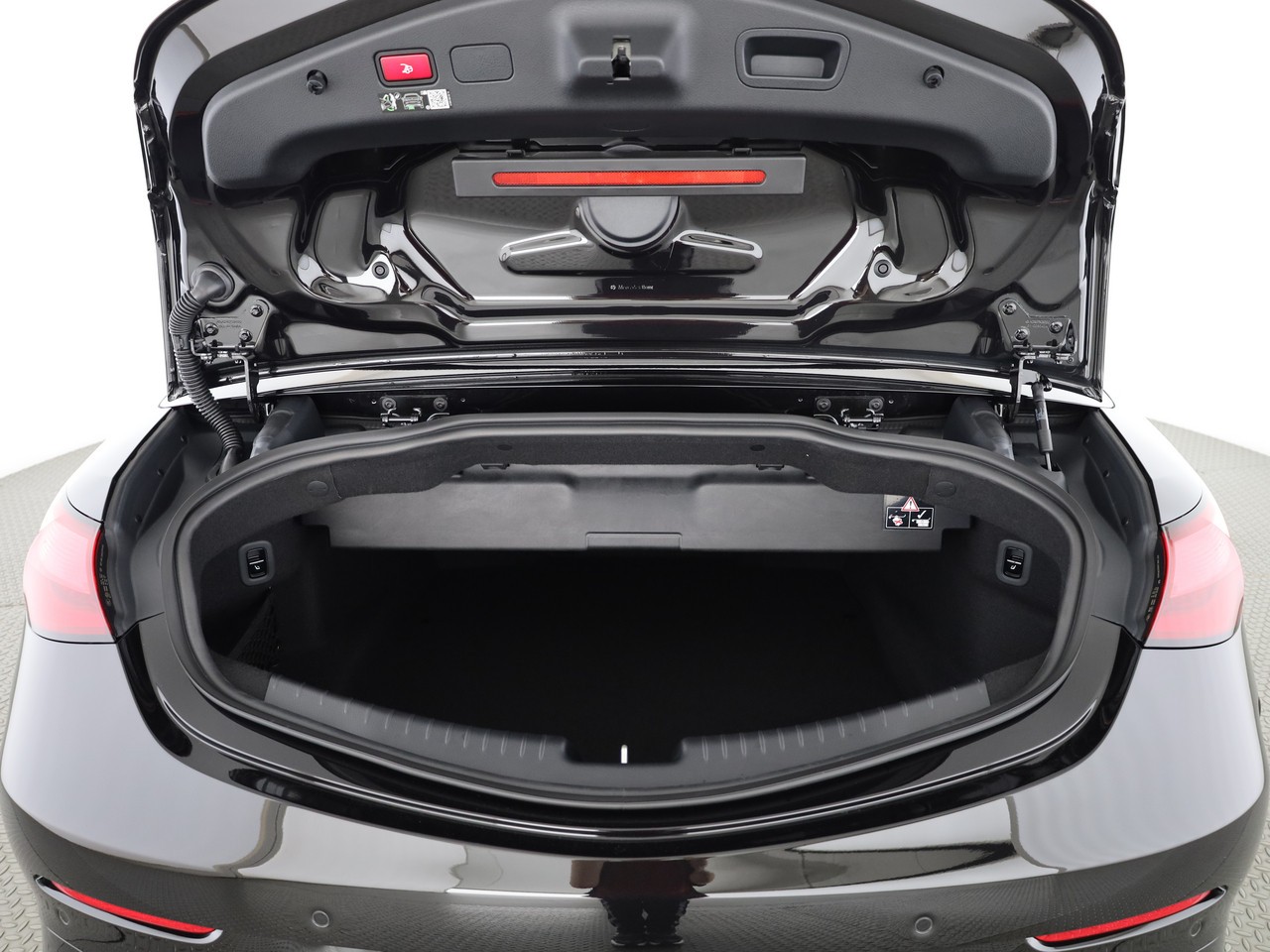 MERCEDES-BENZ CLE AMG 53 Cabrio 4Matic+ 9G-Tronic-image-25