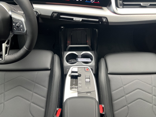 BMW iX1 eDrive 20 Ed. M Sport-image-11