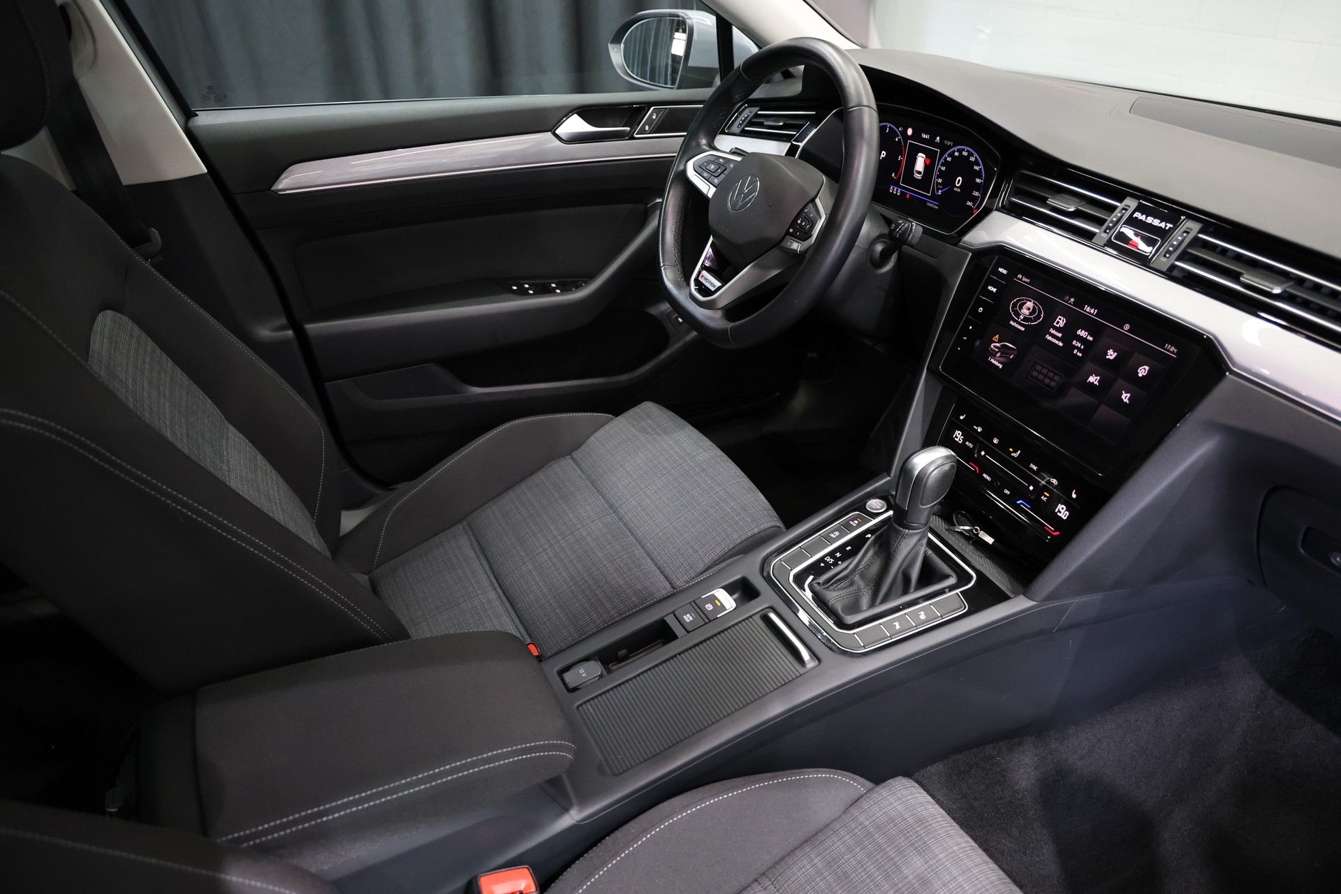 VW Passat 2.0 TDI BMT Business 200PS 4Motion DSG-image-12
