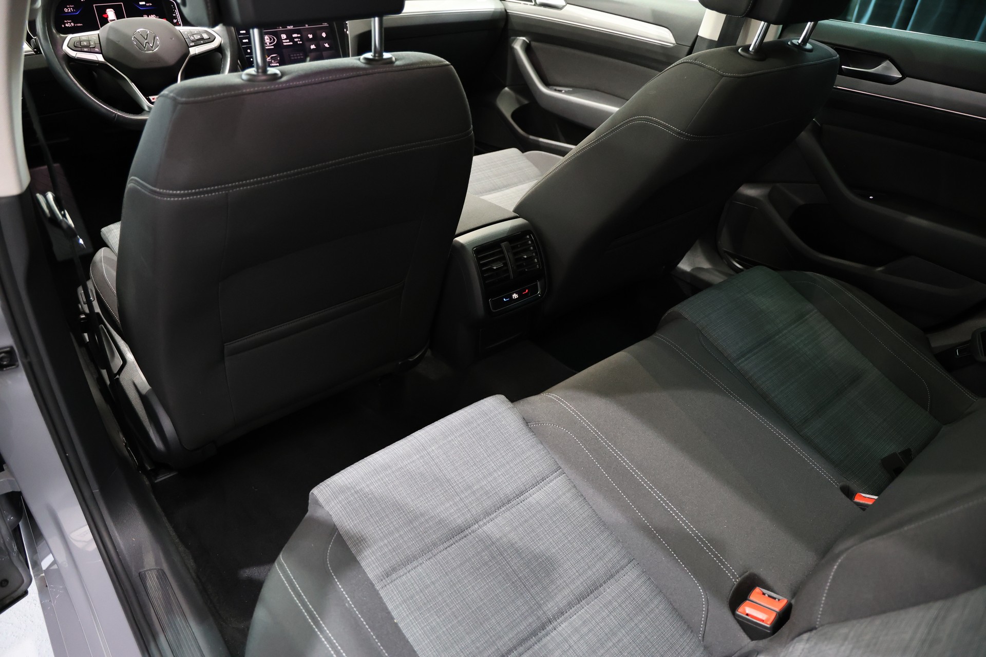 VW Passat 2.0 TDI BMT Business 200PS 4Motion DSG-image-6