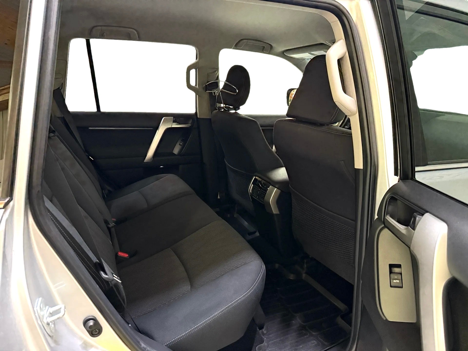 TOYOTA Land Cruiser 2.8TD Style Automat-image-8