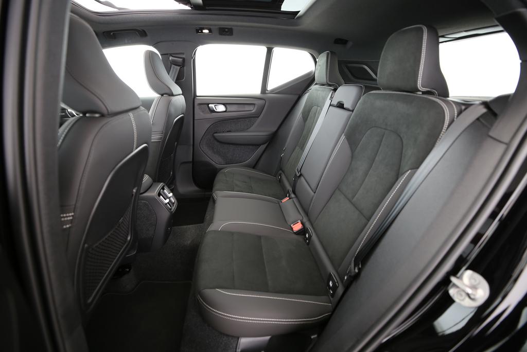 VOLVO EX40 Twin Black Edition AWD-image-11