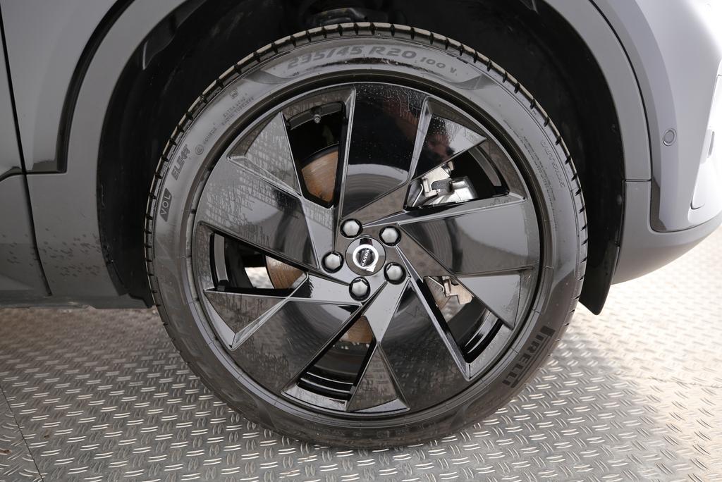 VOLVO EX40 Twin Black Edition AWD-image-13