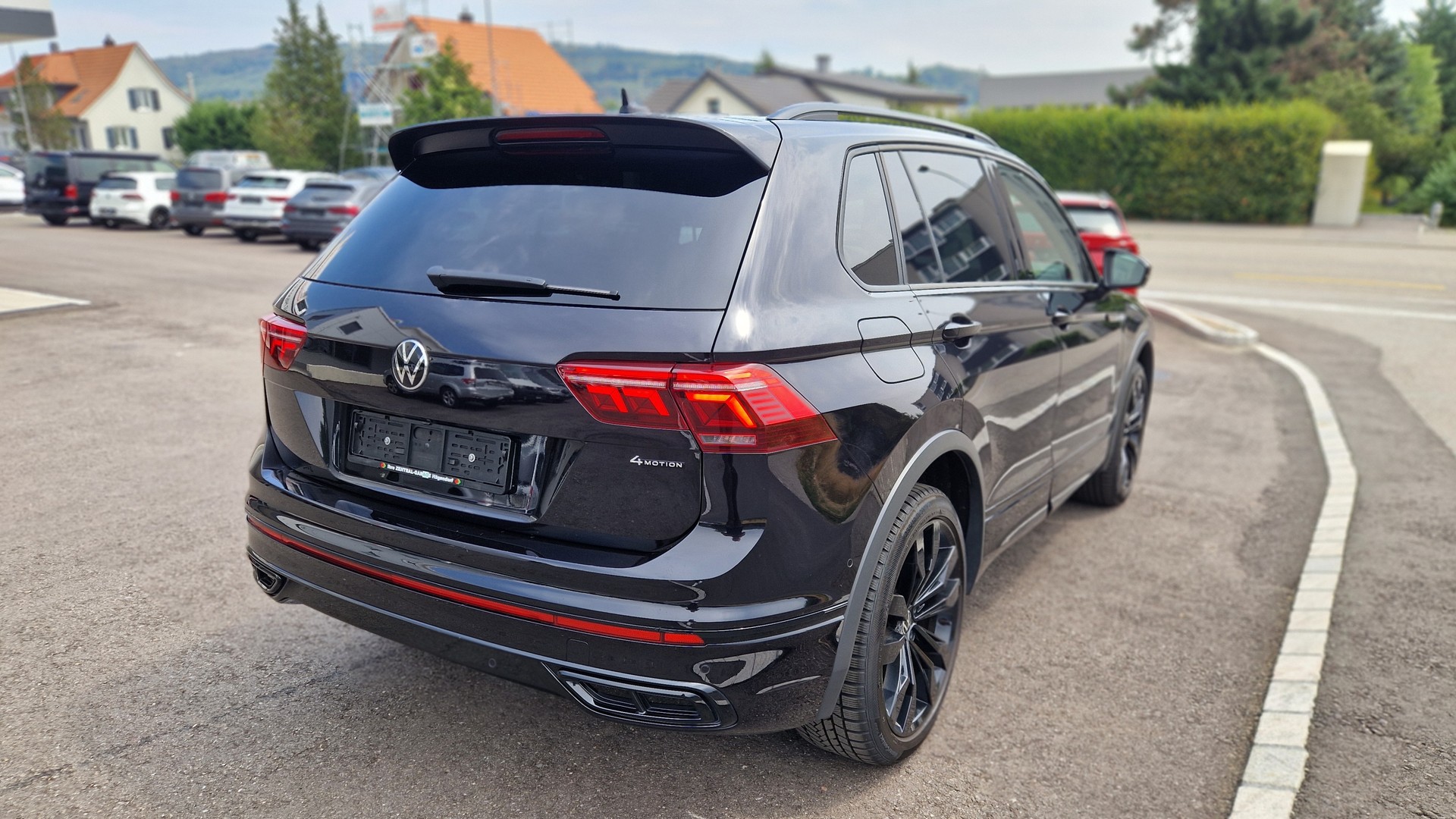 VW Tiguan 2.0TSI R-Line Black Design 4Motion DSG-image-3