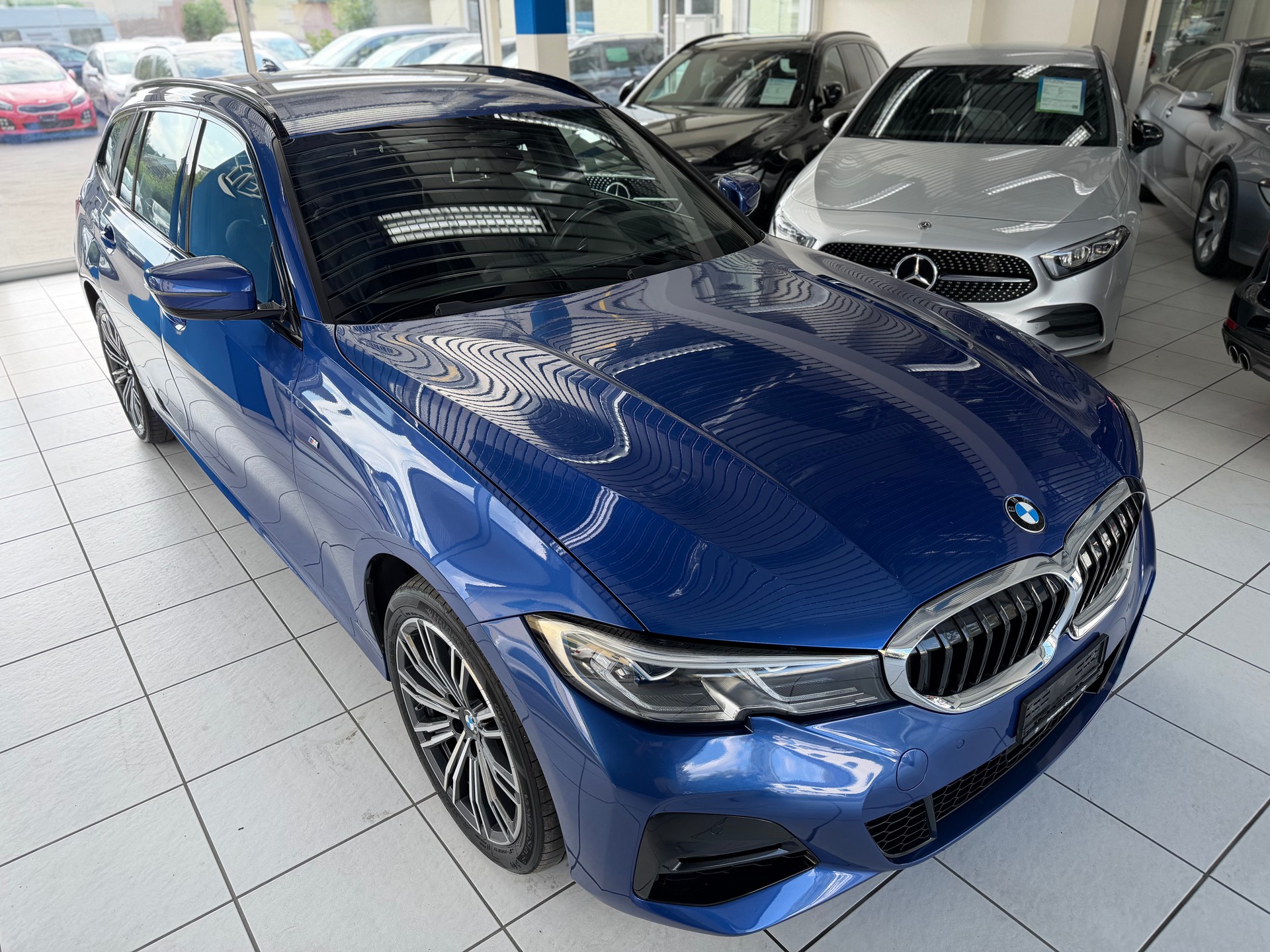 BMW 330e x DriveTouring M Sport Steptronic-image-2