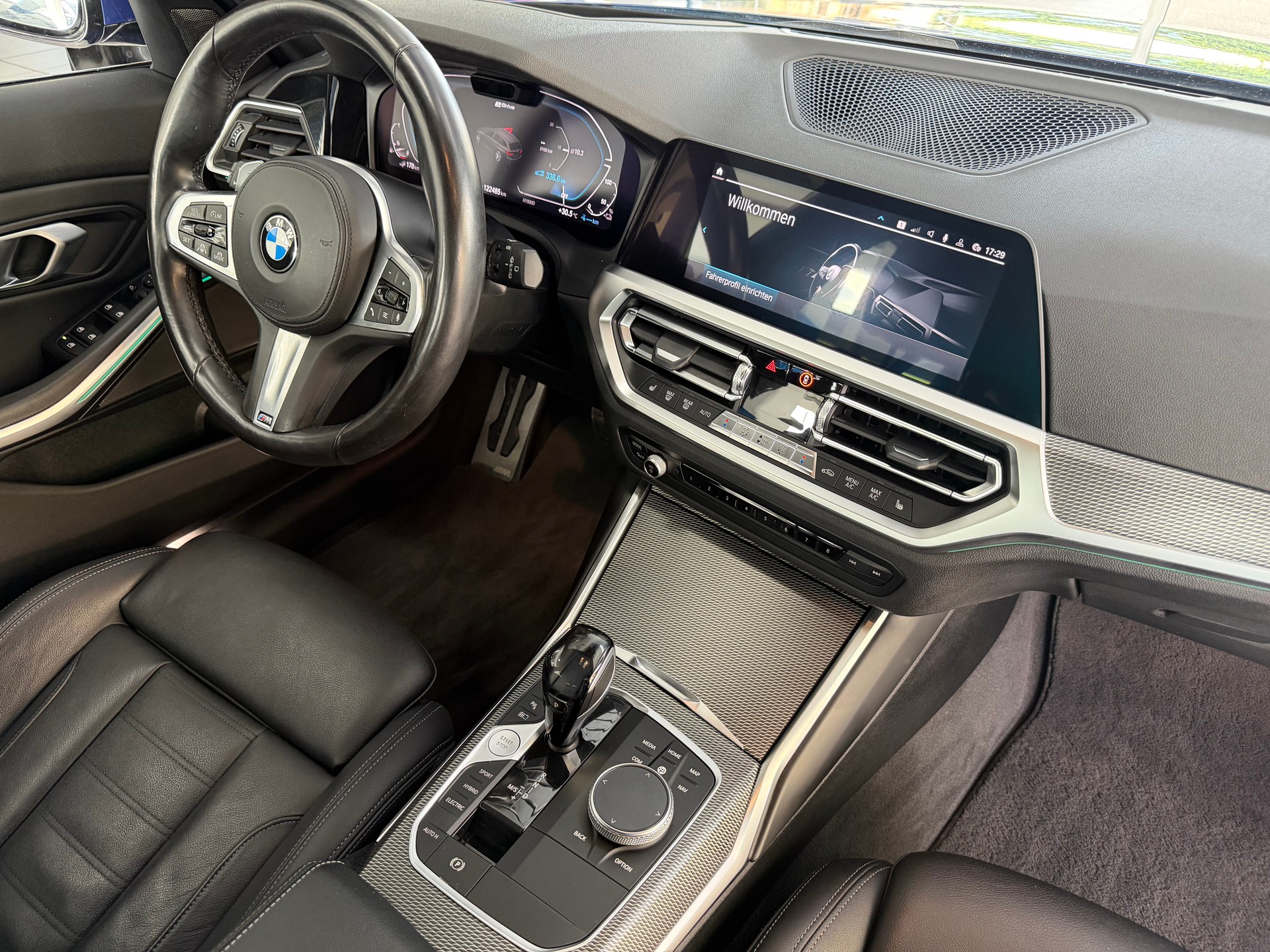 BMW 330e x DriveTouring M Sport Steptronic-image-15
