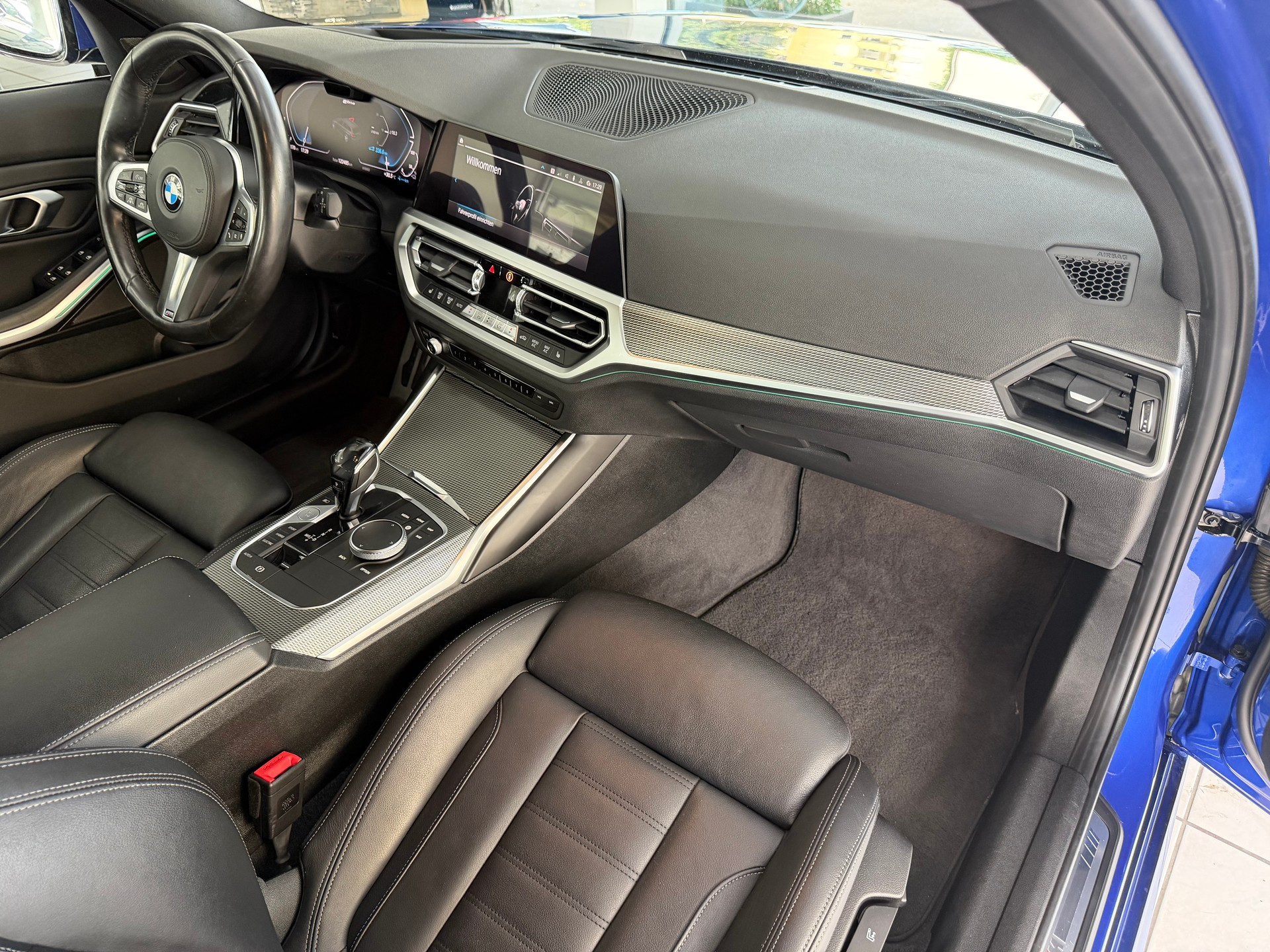 BMW 330e x DriveTouring M Sport Steptronic-image-14