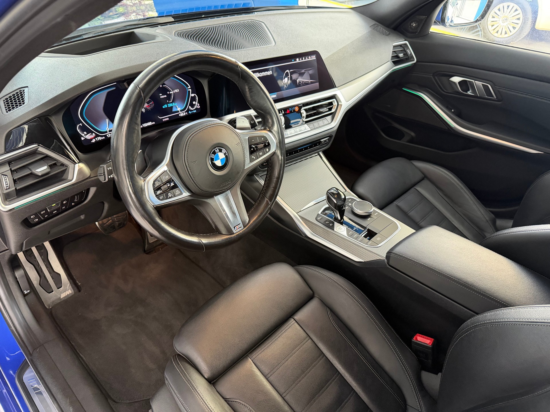BMW 330e x DriveTouring M Sport Steptronic-image-12