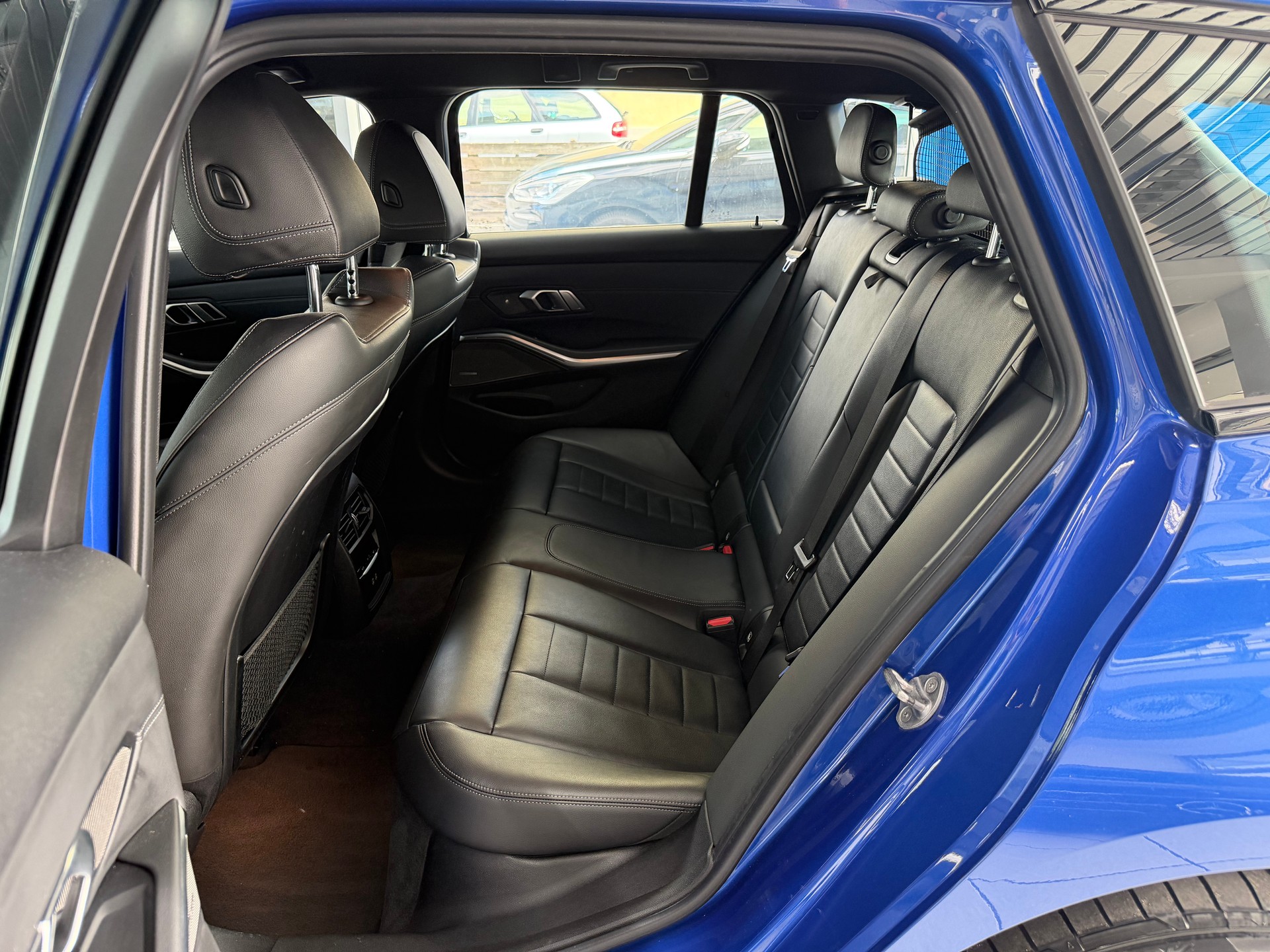 BMW 330e x DriveTouring M Sport Steptronic-image-18