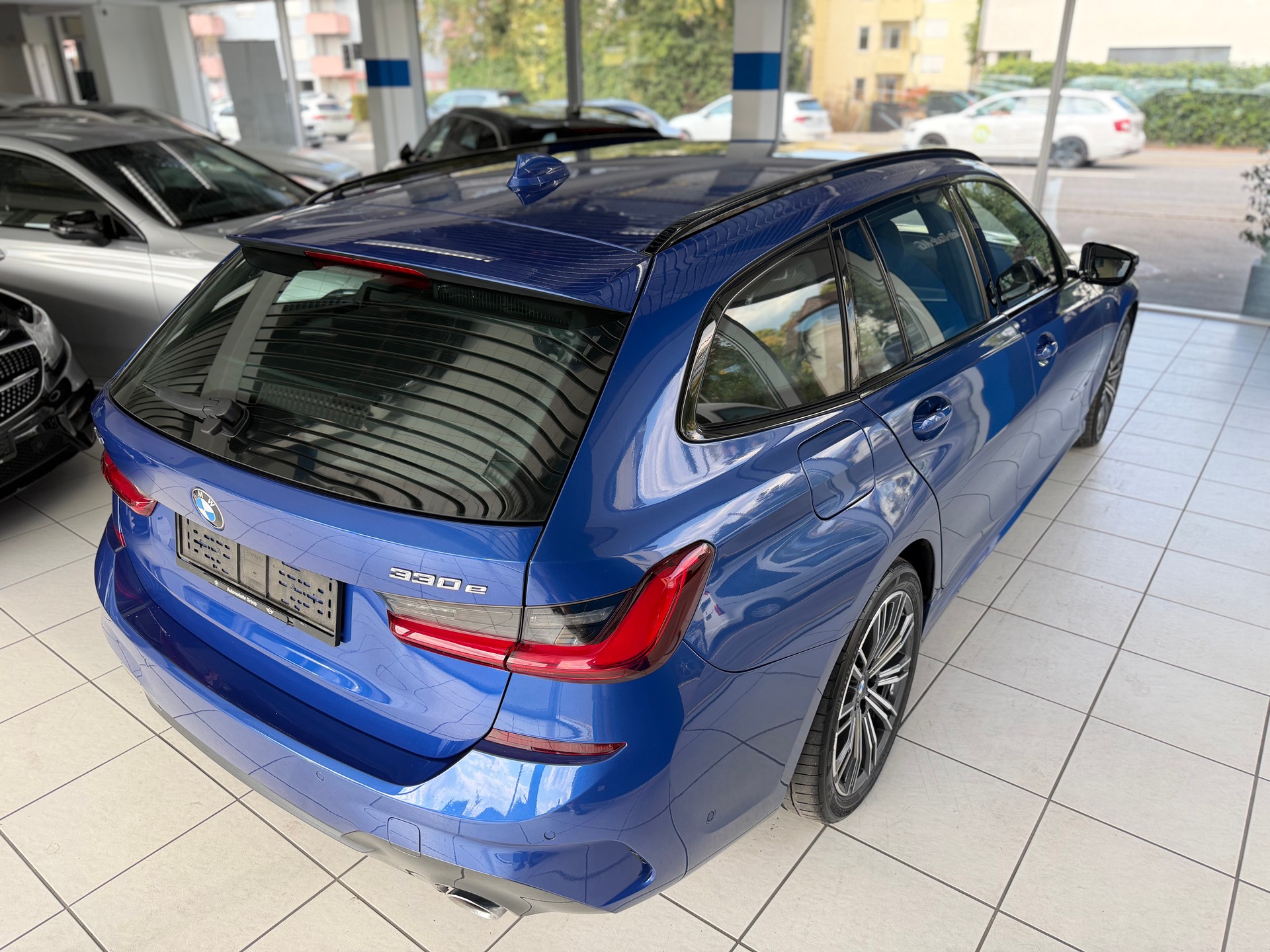 BMW 330e x DriveTouring M Sport Steptronic-image-4