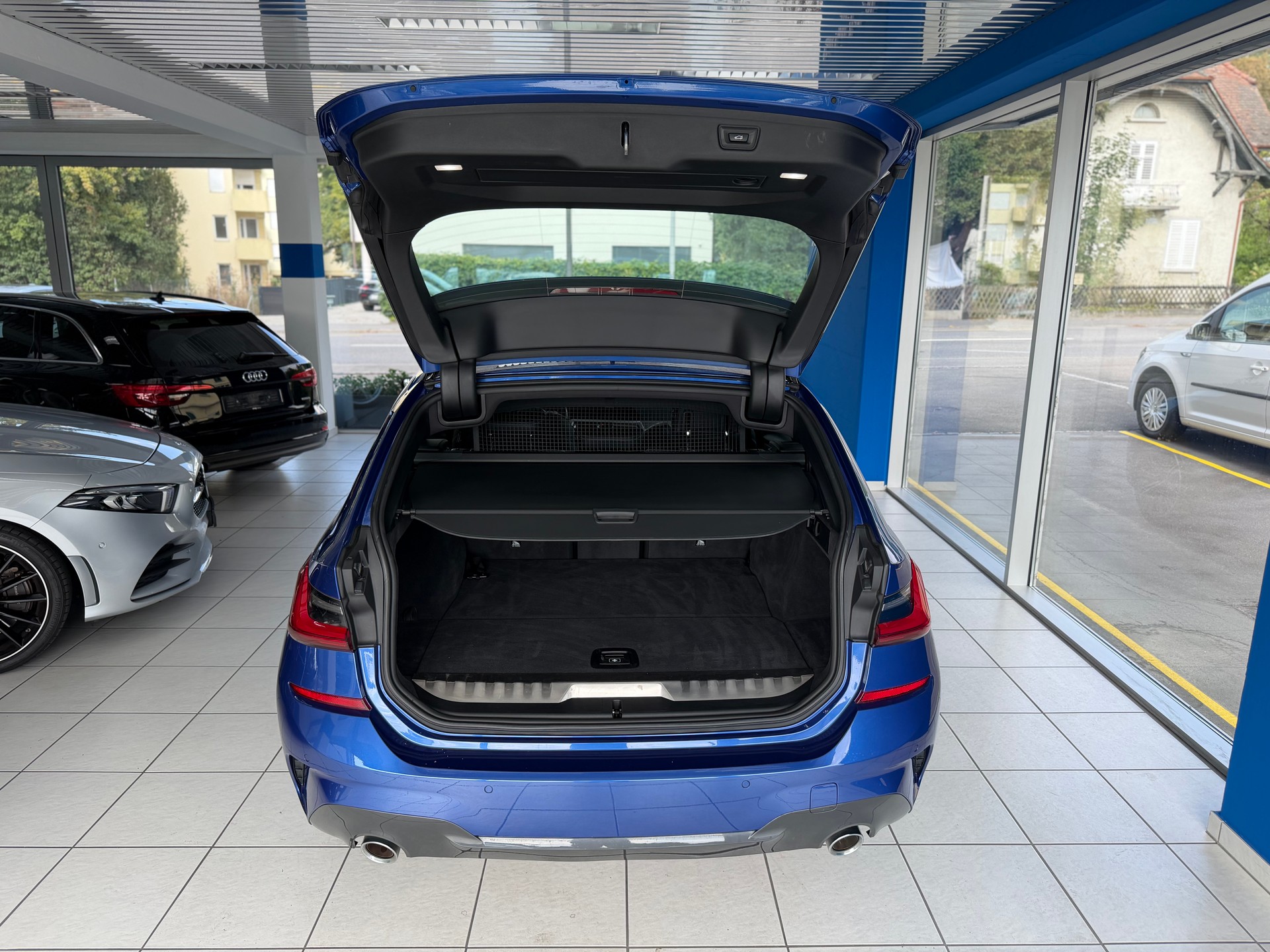 BMW 330e x DriveTouring M Sport Steptronic-image-8