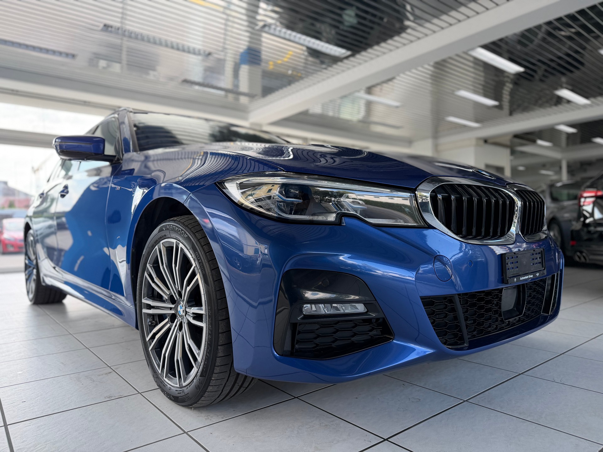 BMW 330e x DriveTouring M Sport Steptronic-image-3