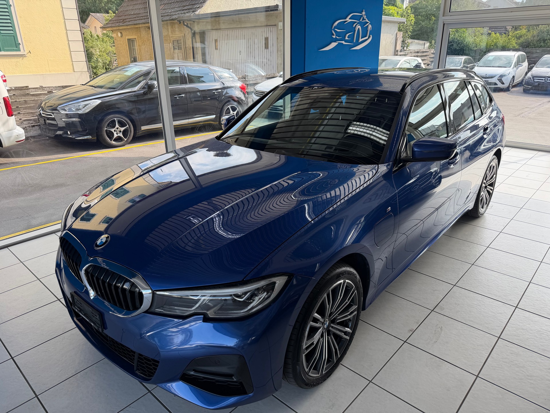 BMW 330e x DriveTouring M Sport Steptronic-image-0
