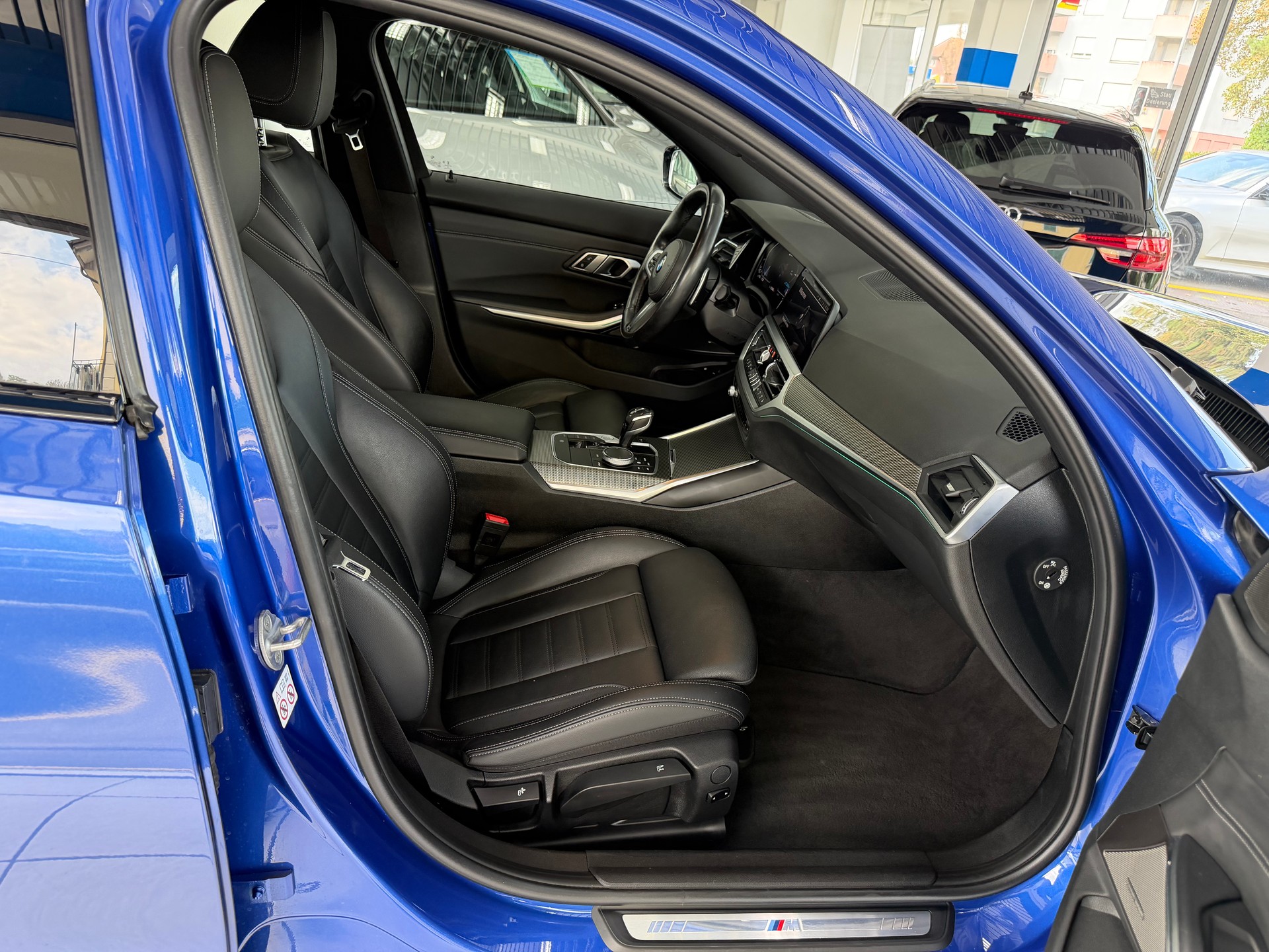 BMW 330e x DriveTouring M Sport Steptronic-image-13