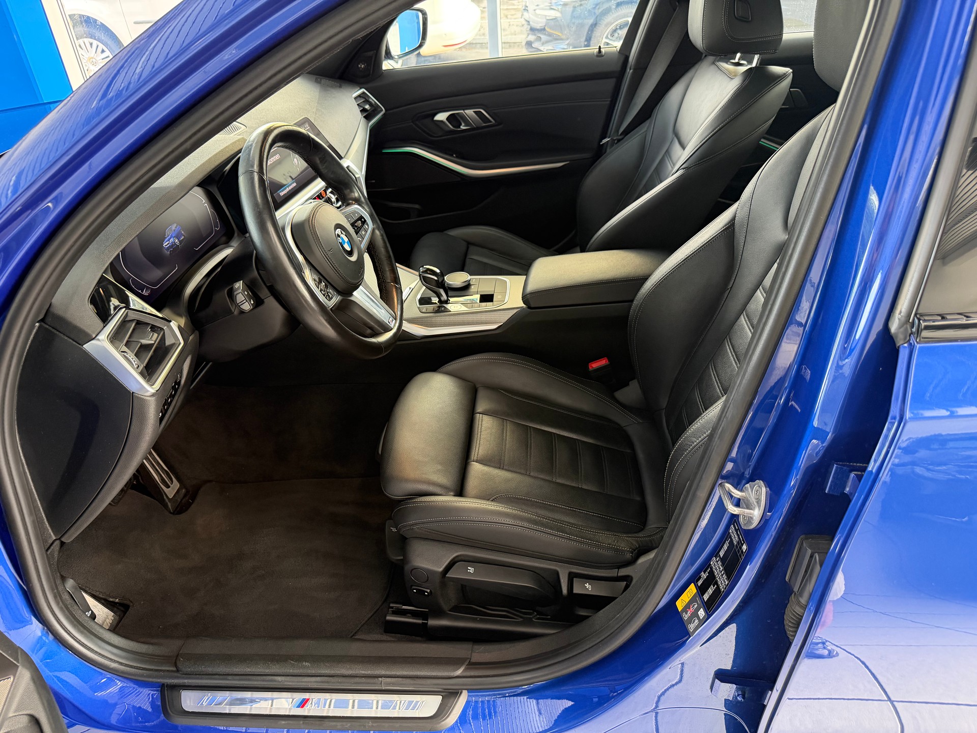BMW 330e x DriveTouring M Sport Steptronic-image-11