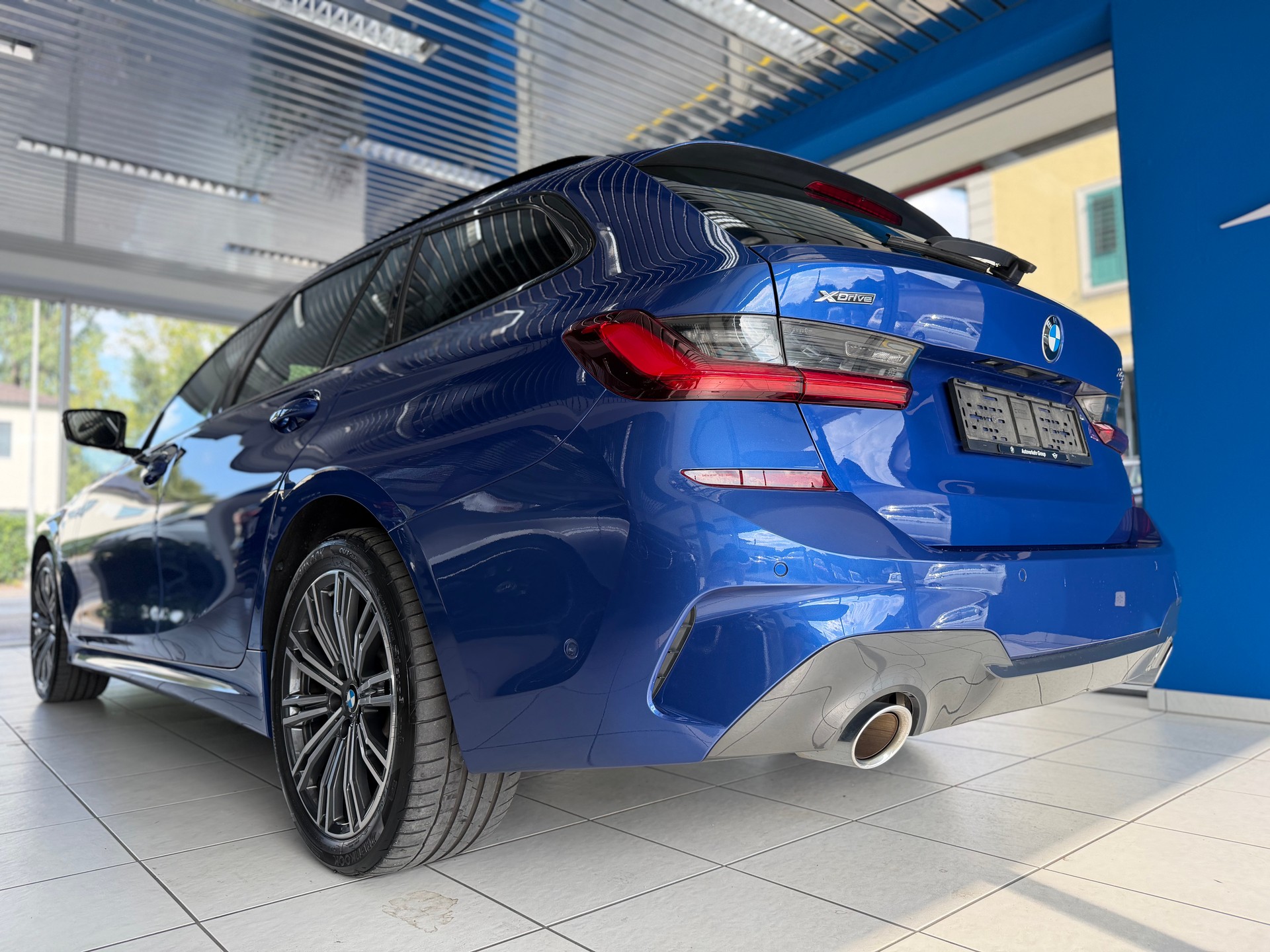 BMW 330e x DriveTouring M Sport Steptronic-image-6
