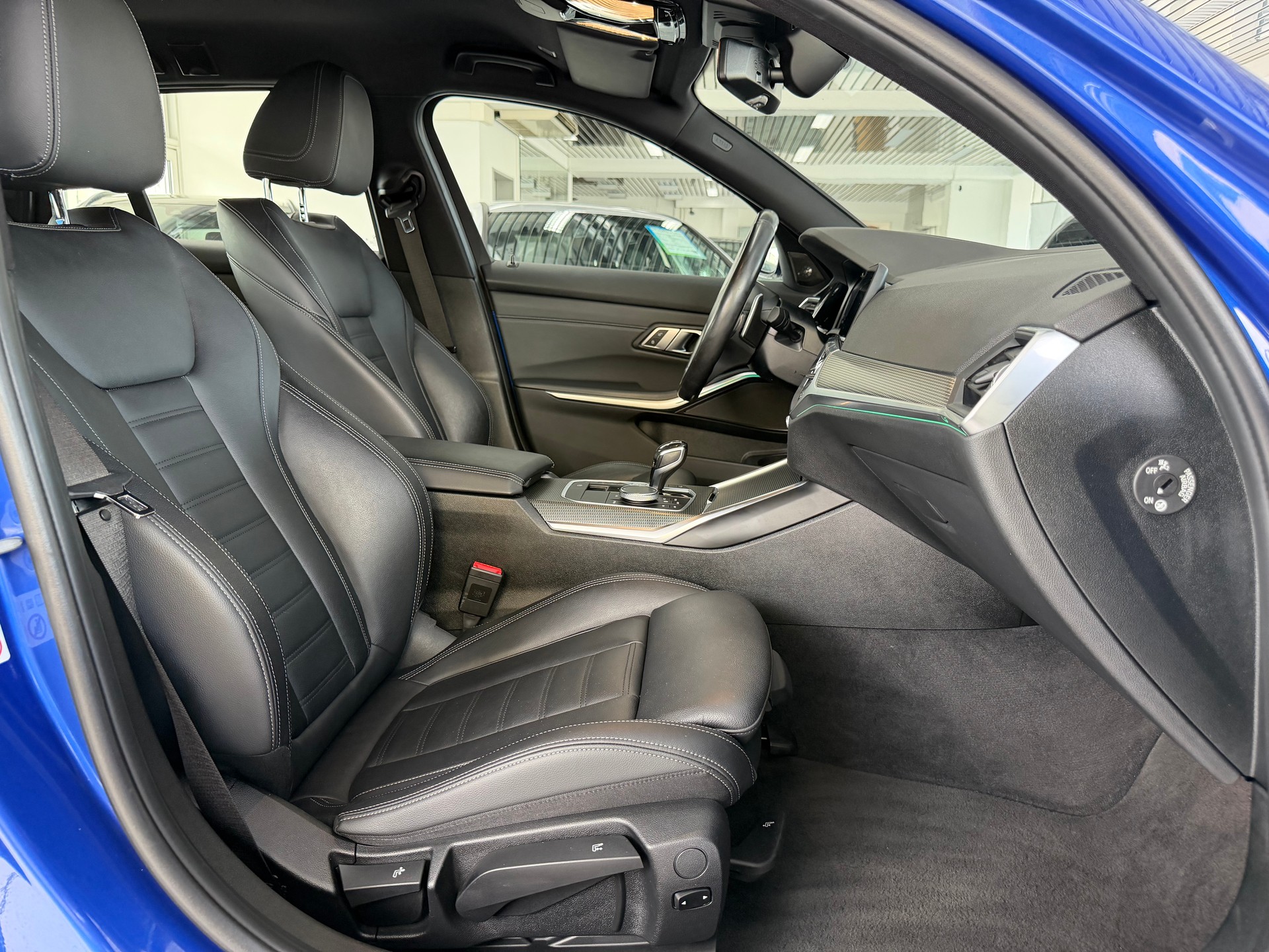 BMW 330e x DriveTouring M Sport Steptronic-image-17