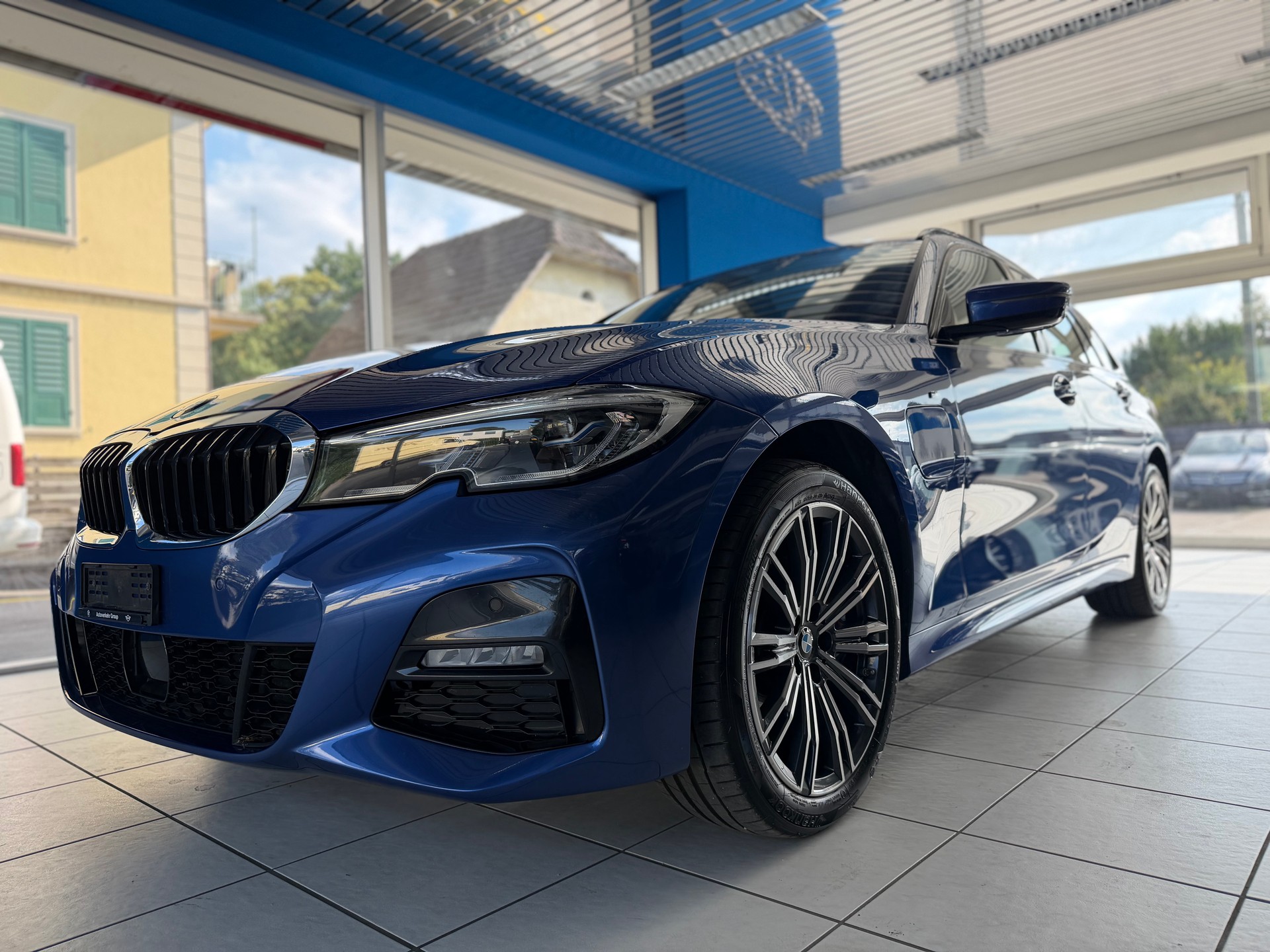 BMW 330e x DriveTouring M Sport Steptronic-image-1