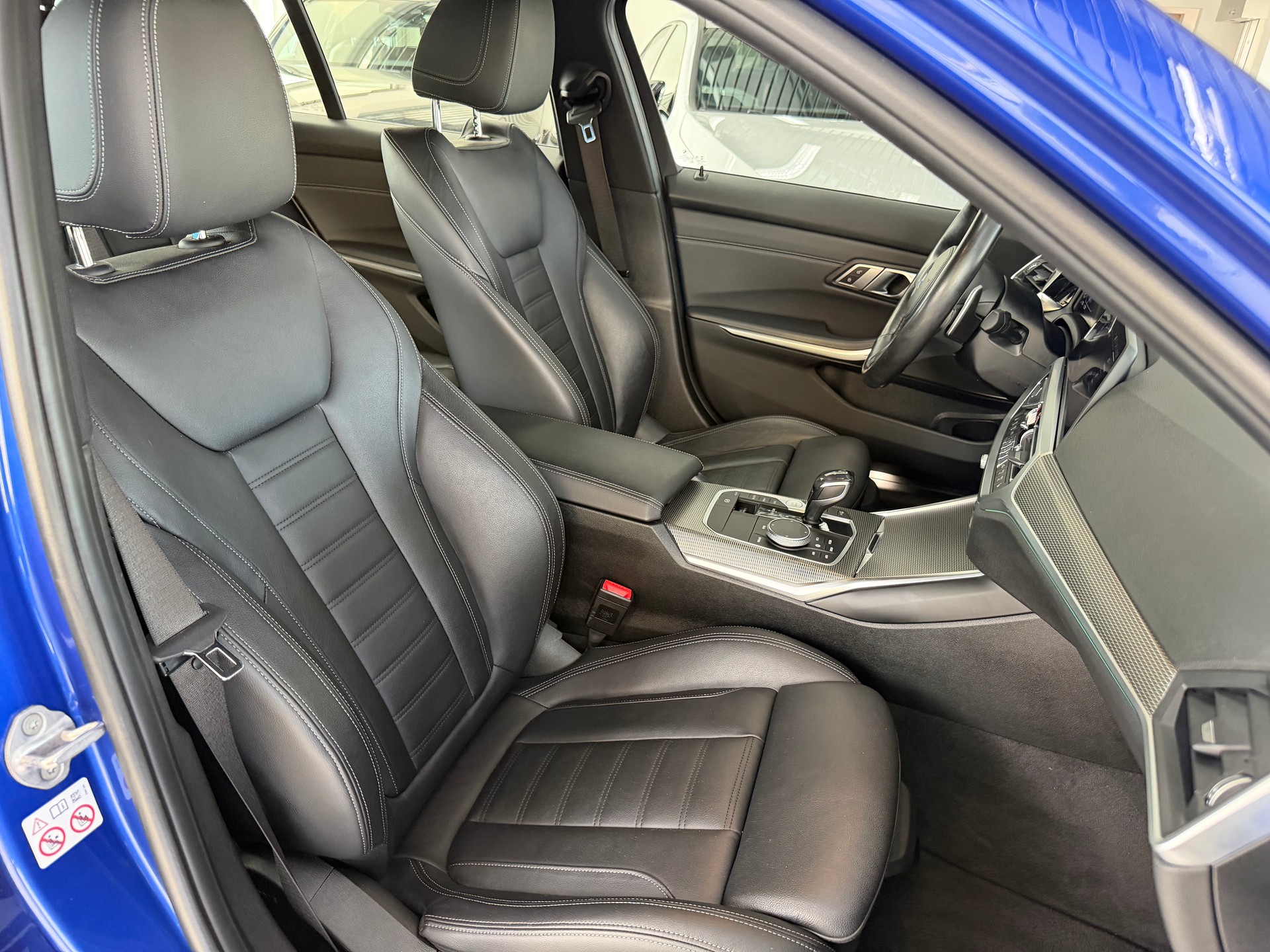 BMW 330e x DriveTouring M Sport Steptronic-image-16