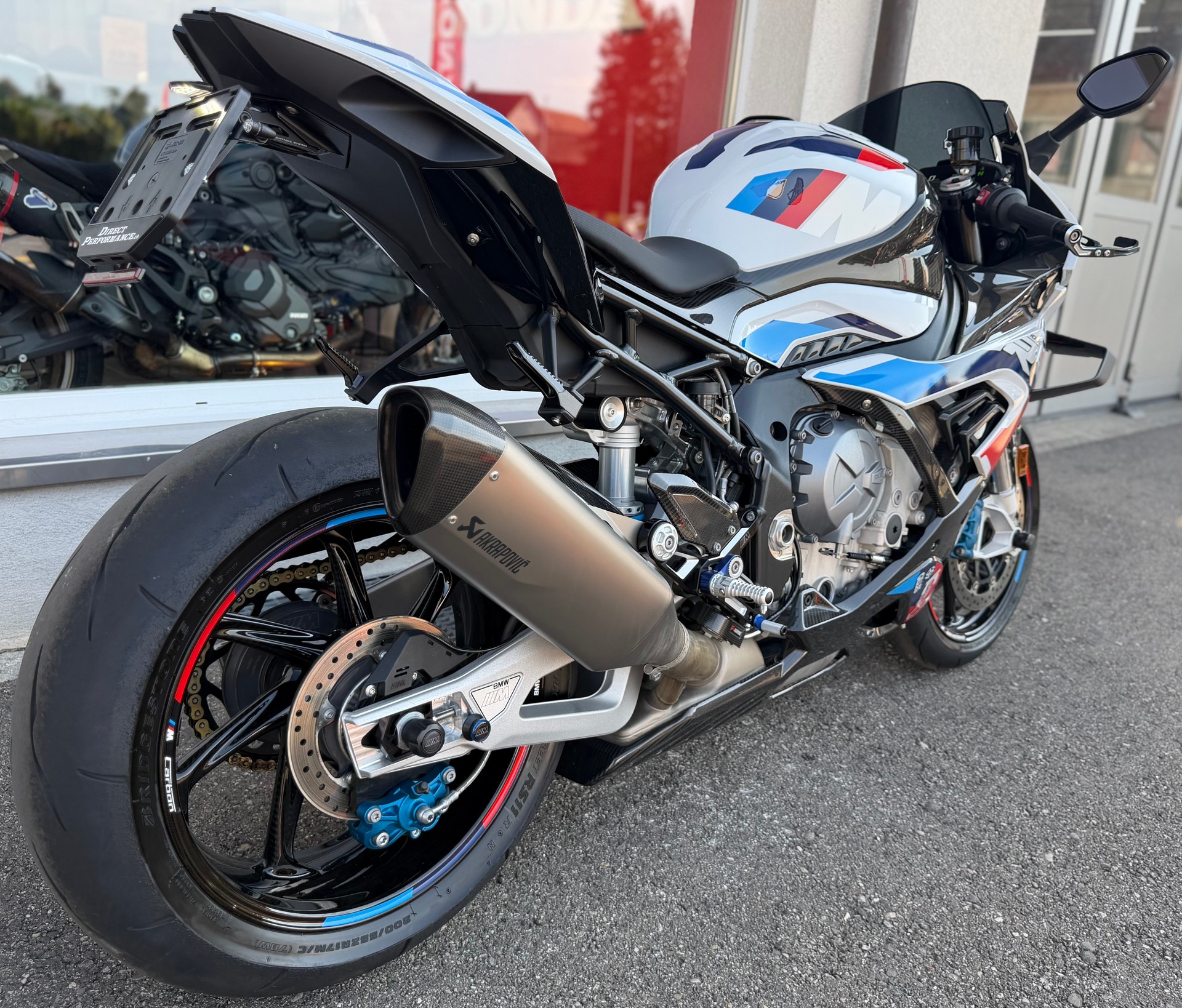 BMW M 1000 RR-showroom-element-3