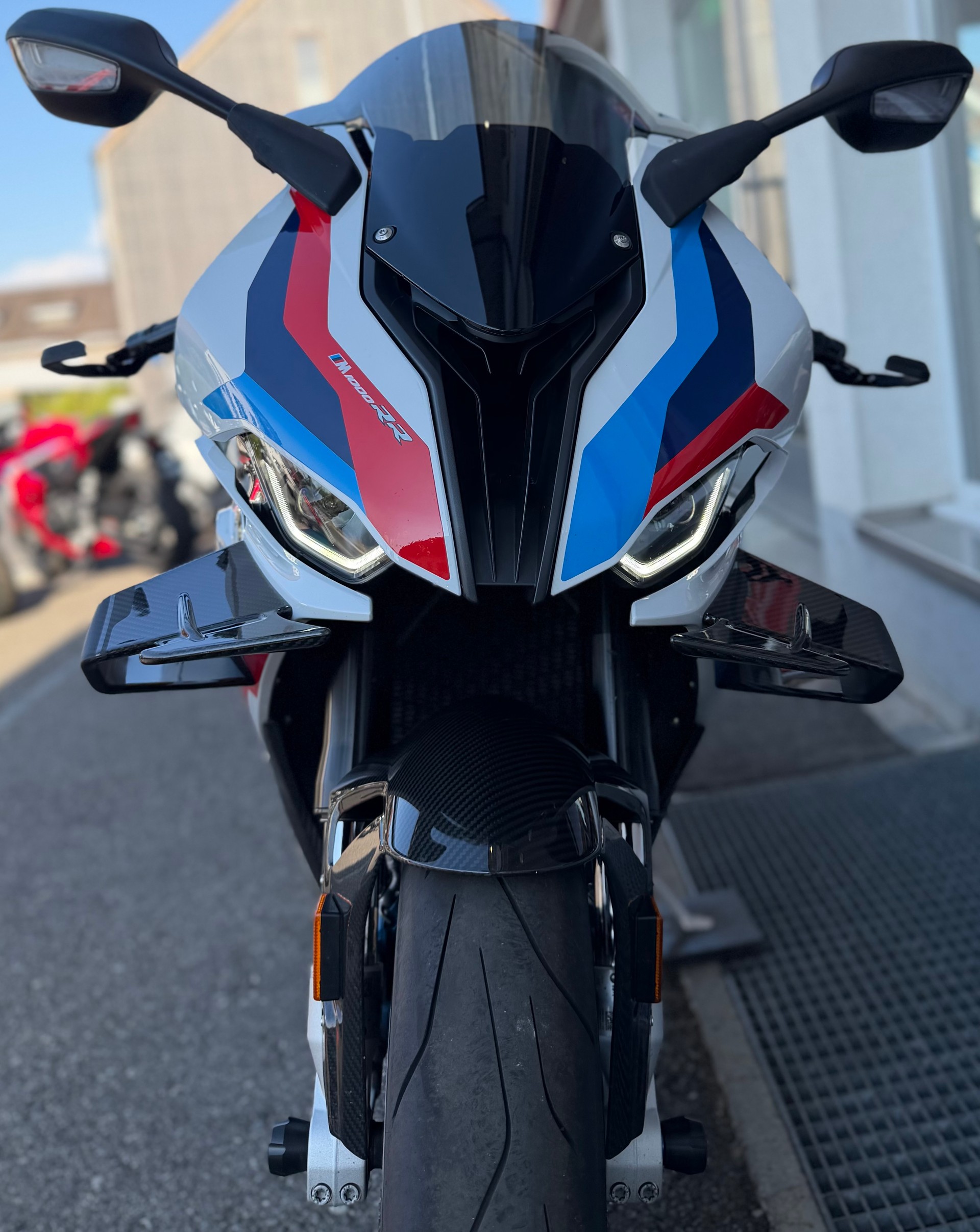 BMW M 1000 RR-showroom-element-1