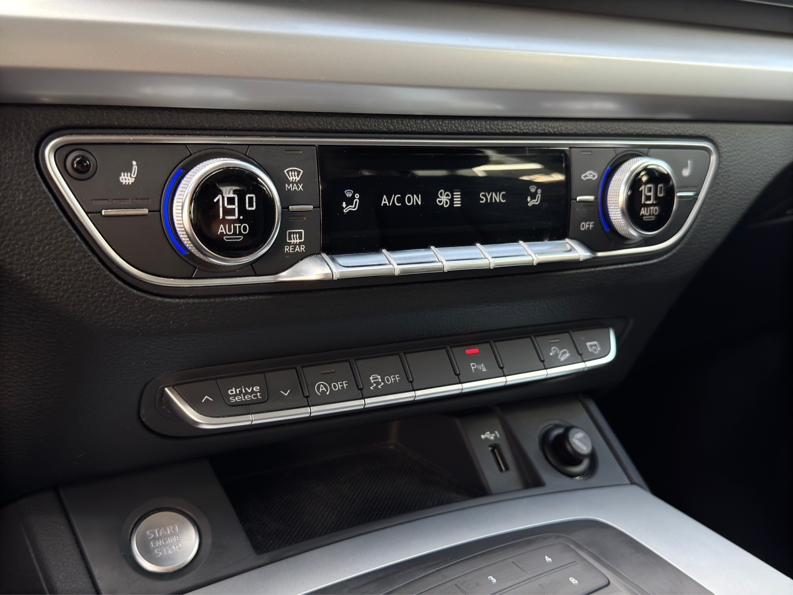 AUDI Q5 35 TDI quattro S-tronic-image-18