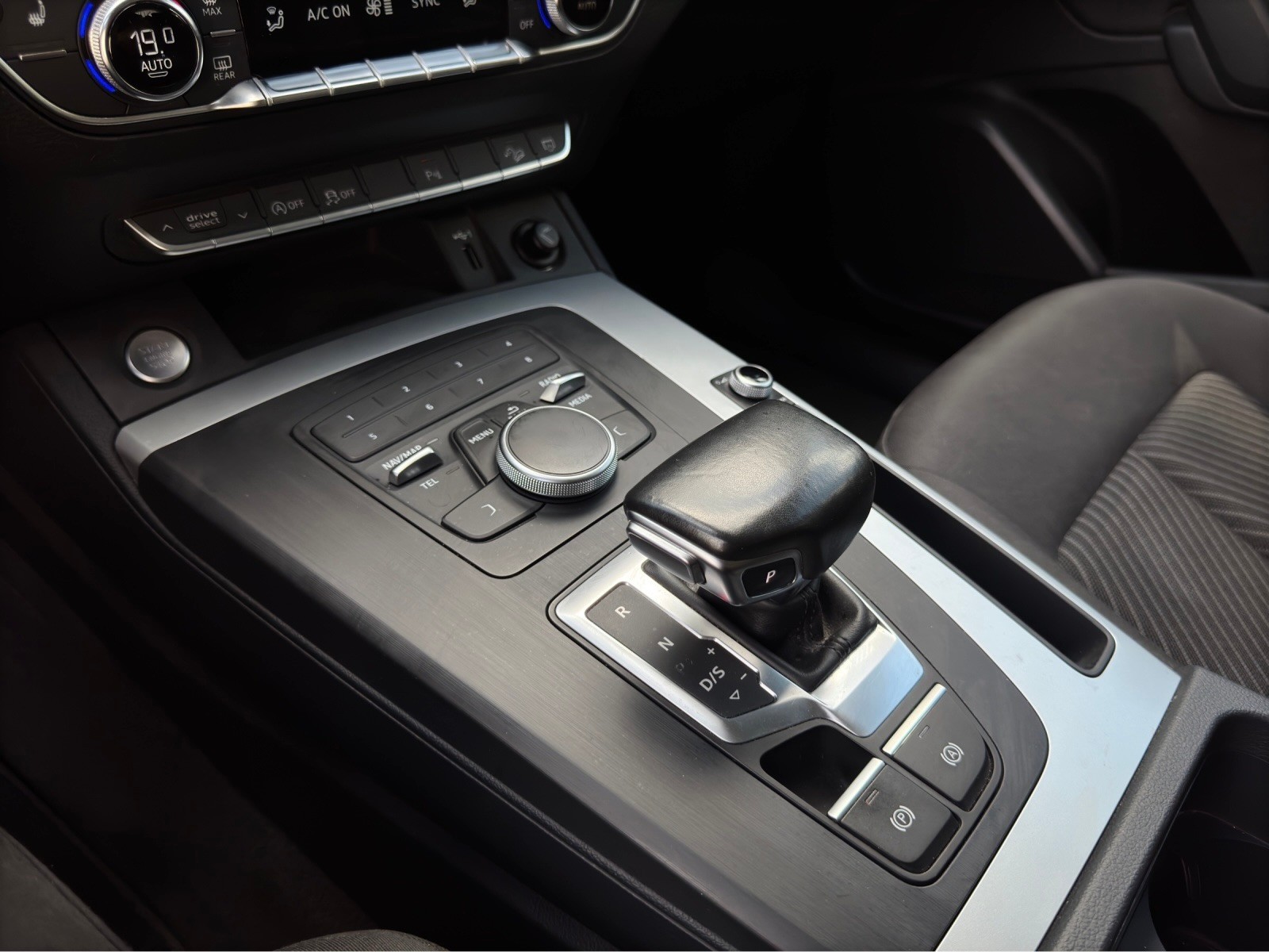 AUDI Q5 35 TDI quattro S-tronic-image-17