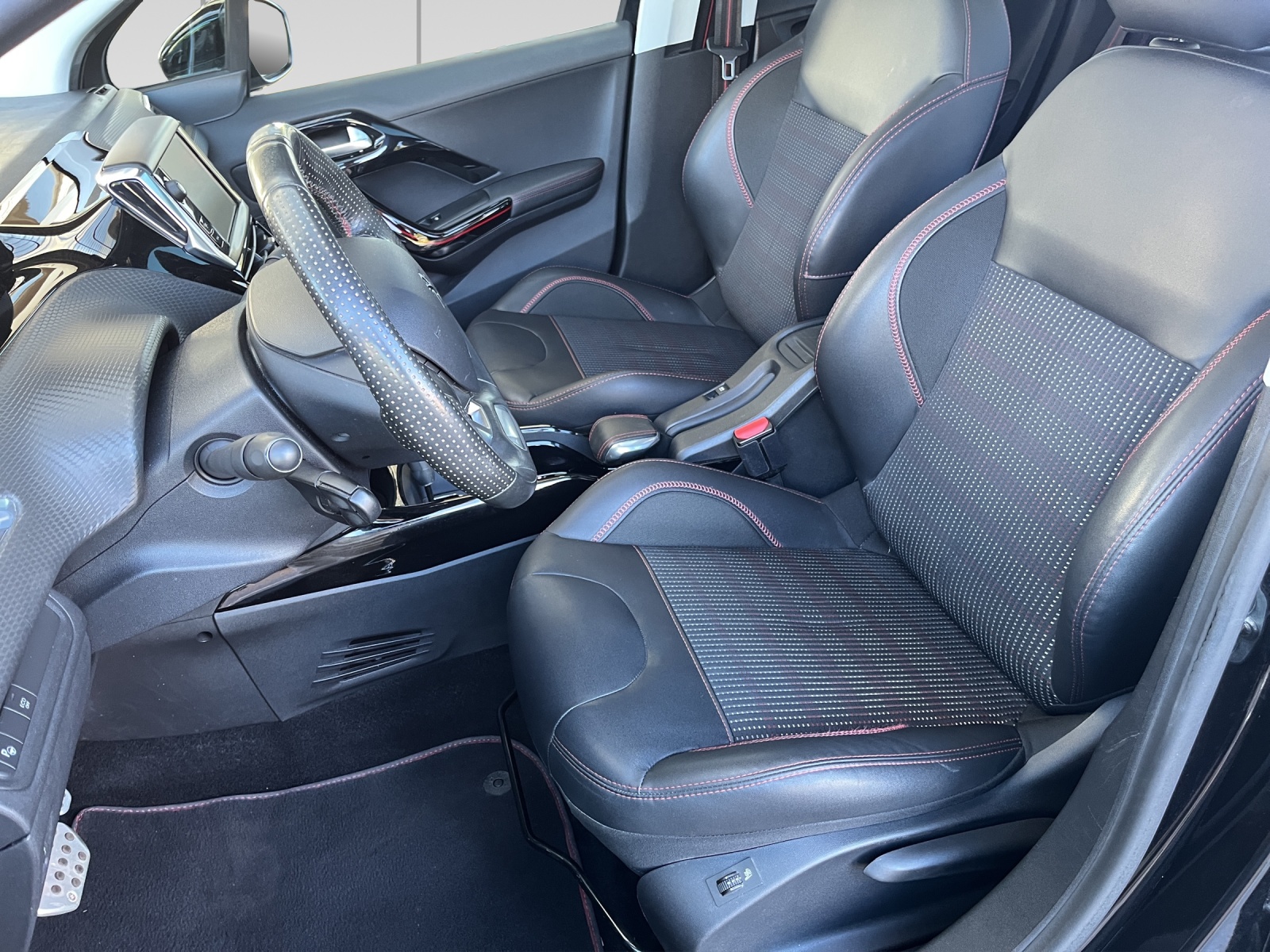 PEUGEOT 2008 1.2 PureTech GT Line EAT6-image-6