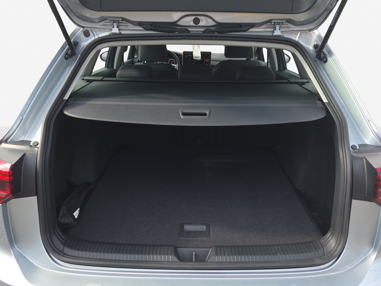 VW Golf Variant 1.5 eTSI mHEV Life DSG-image-12