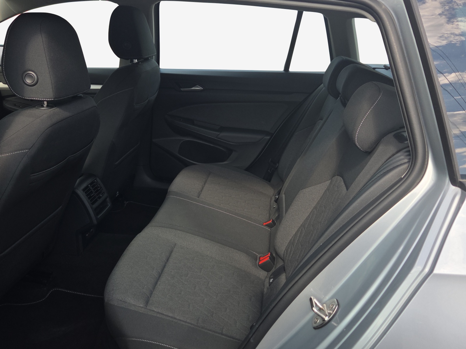 VW Golf Variant 1.5 eTSI mHEV Life DSG-image-11