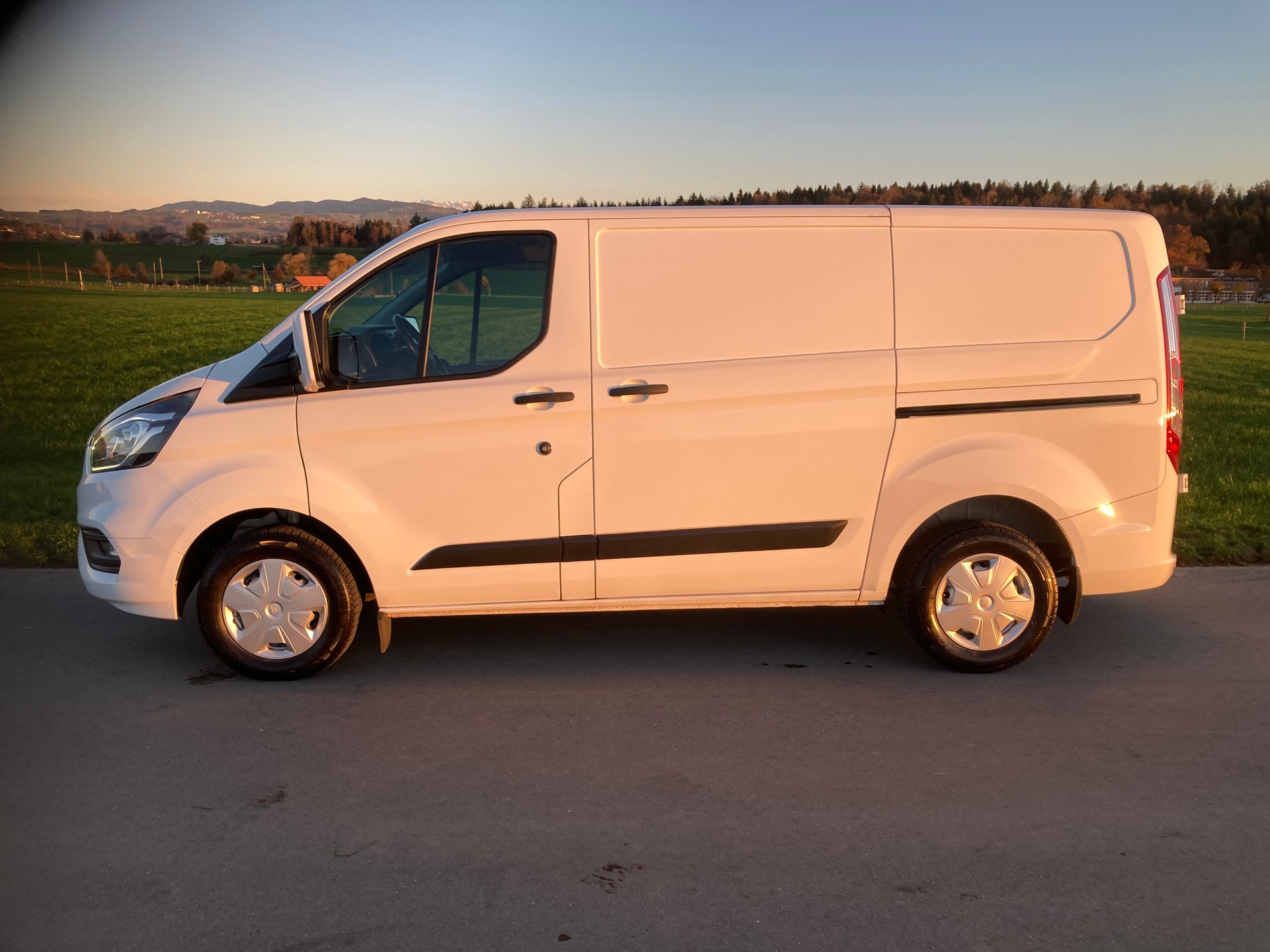 FORD Transit Custom Van 300 L1H1 Trend mit Anhängerkupplung-image-4