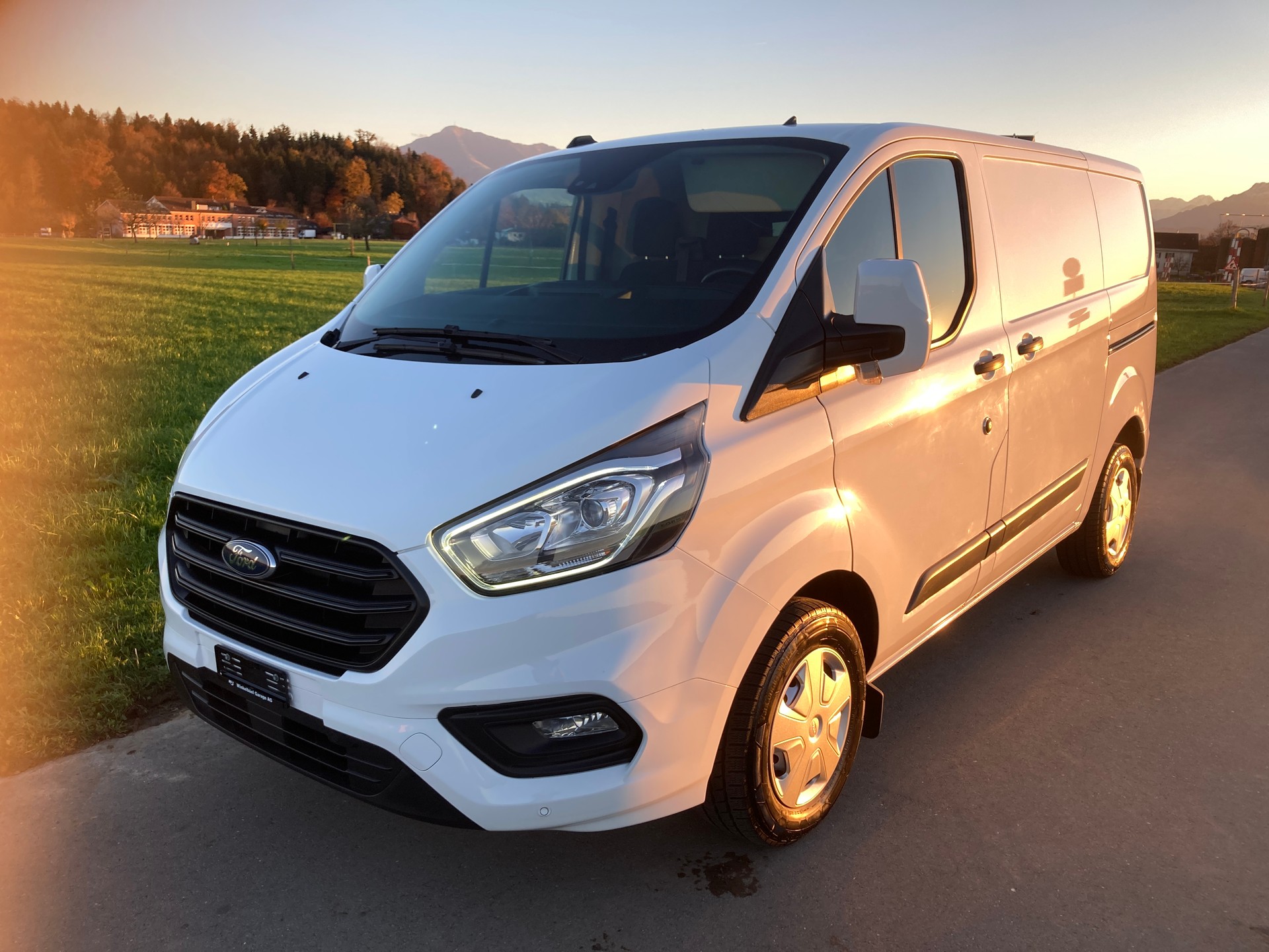 FORD Transit Custom Van 300 L1H1 Trend mit Anhängerkupplung-image-0