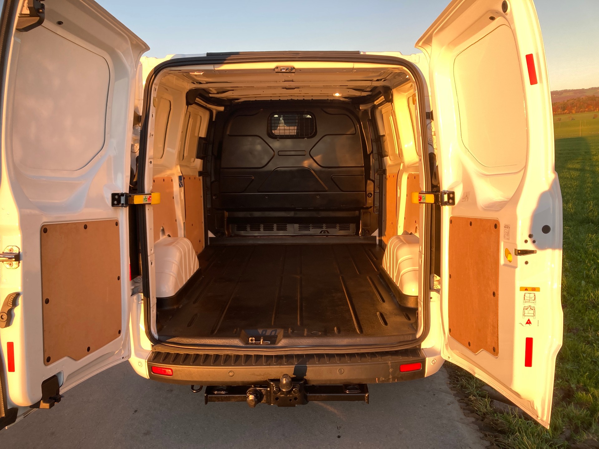 FORD Transit Custom Van 300 L1H1 Trend mit Anhängerkupplung-image-6