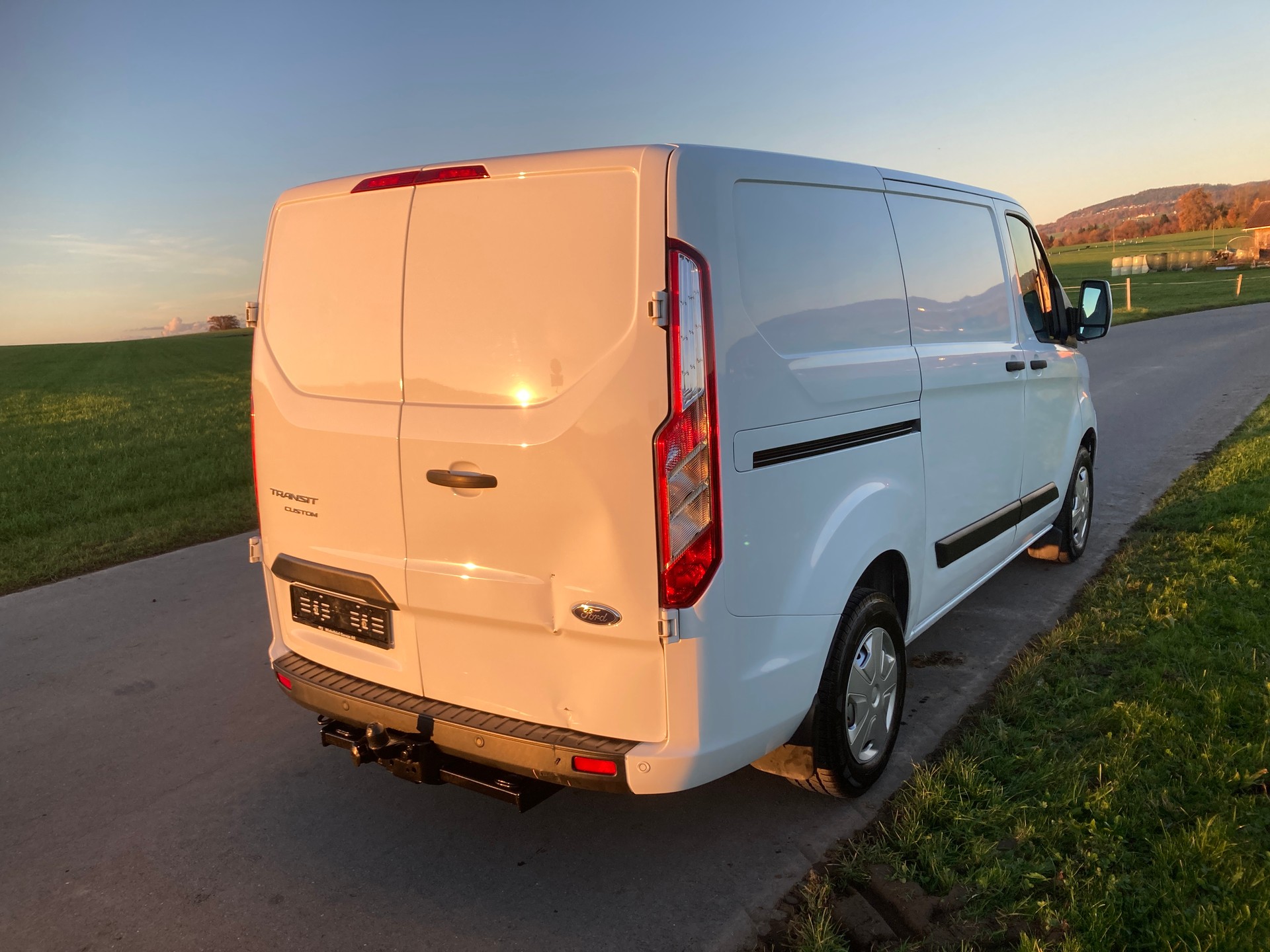 FORD Transit Custom Van 300 L1H1 Trend mit Anhängerkupplung-image-2