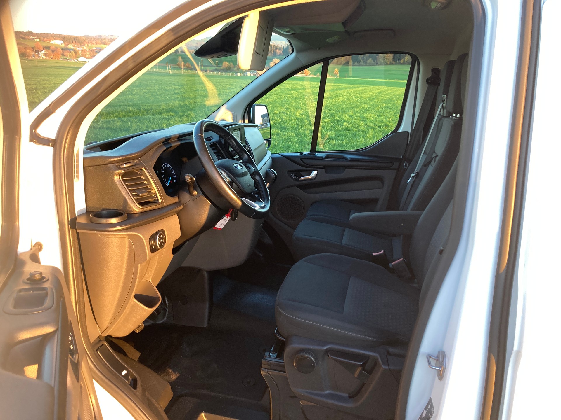 FORD Transit Custom Van 300 L1H1 Trend mit Anhängerkupplung-image-9