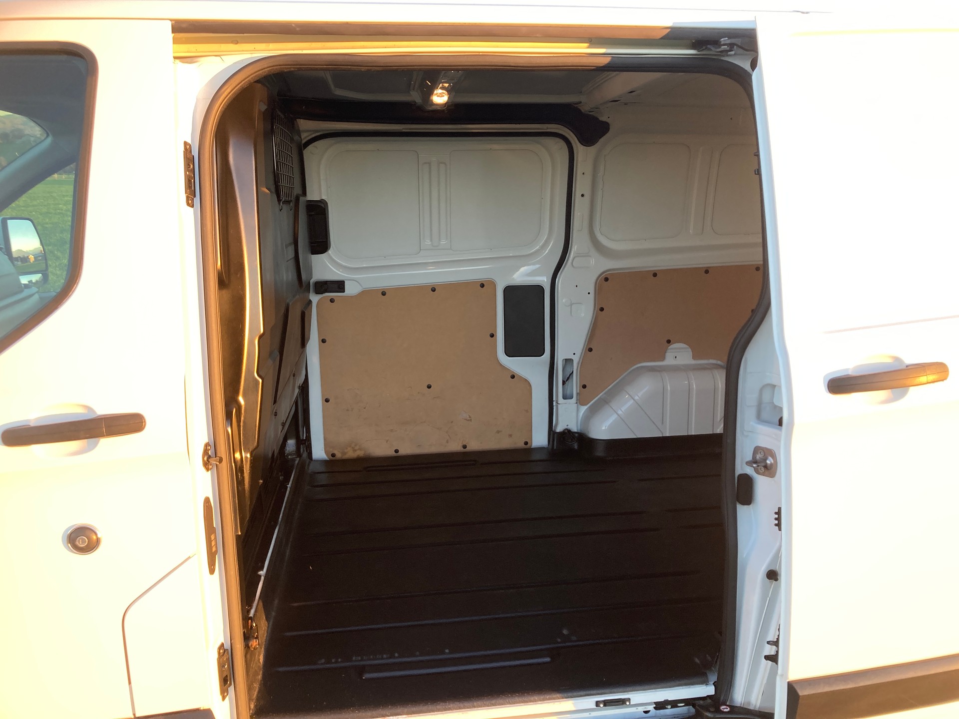 FORD Transit Custom Van 300 L1H1 Trend mit Anhängerkupplung-image-8