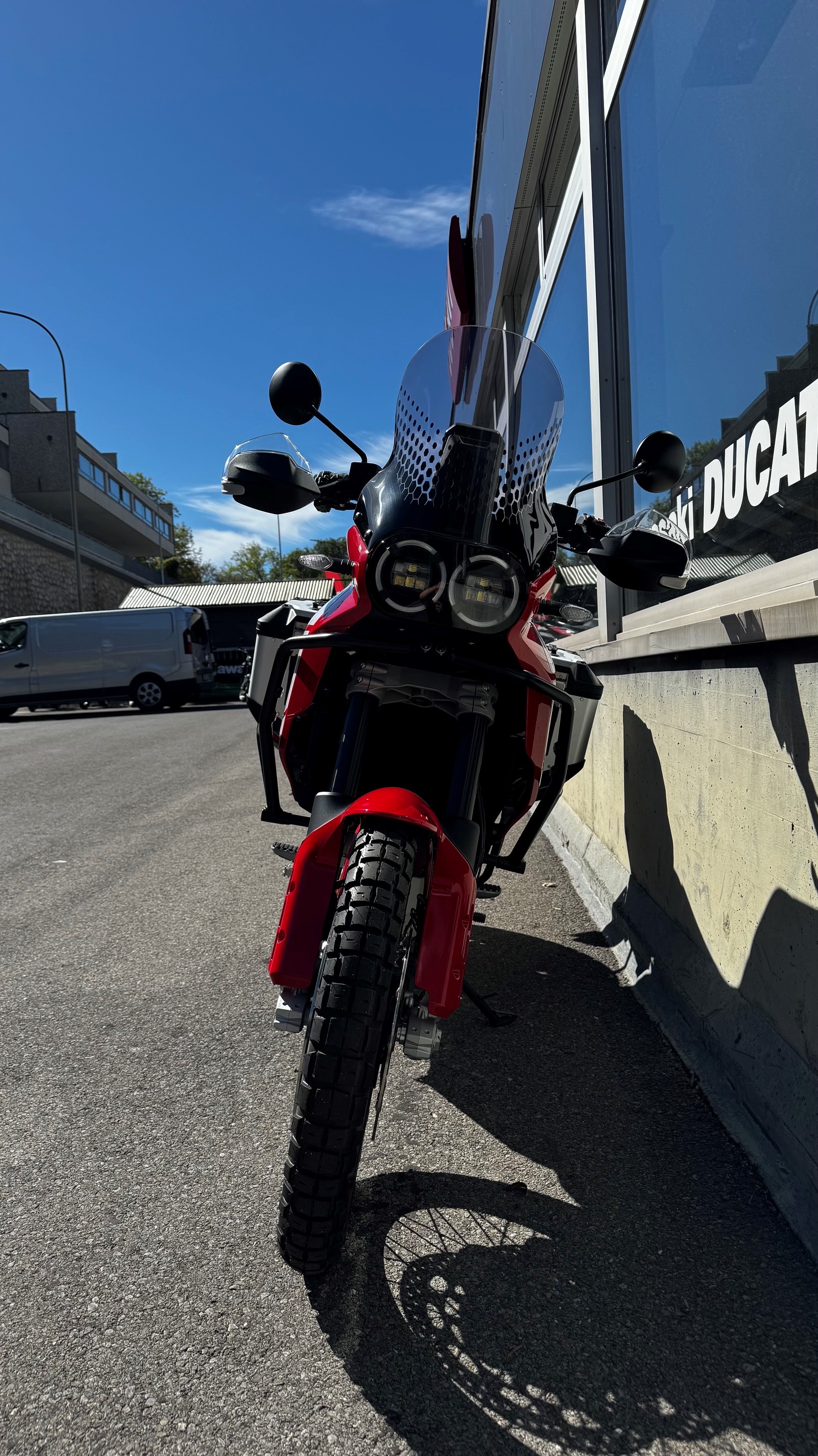 DUCATI Desert X Discovery-showroom-element-2