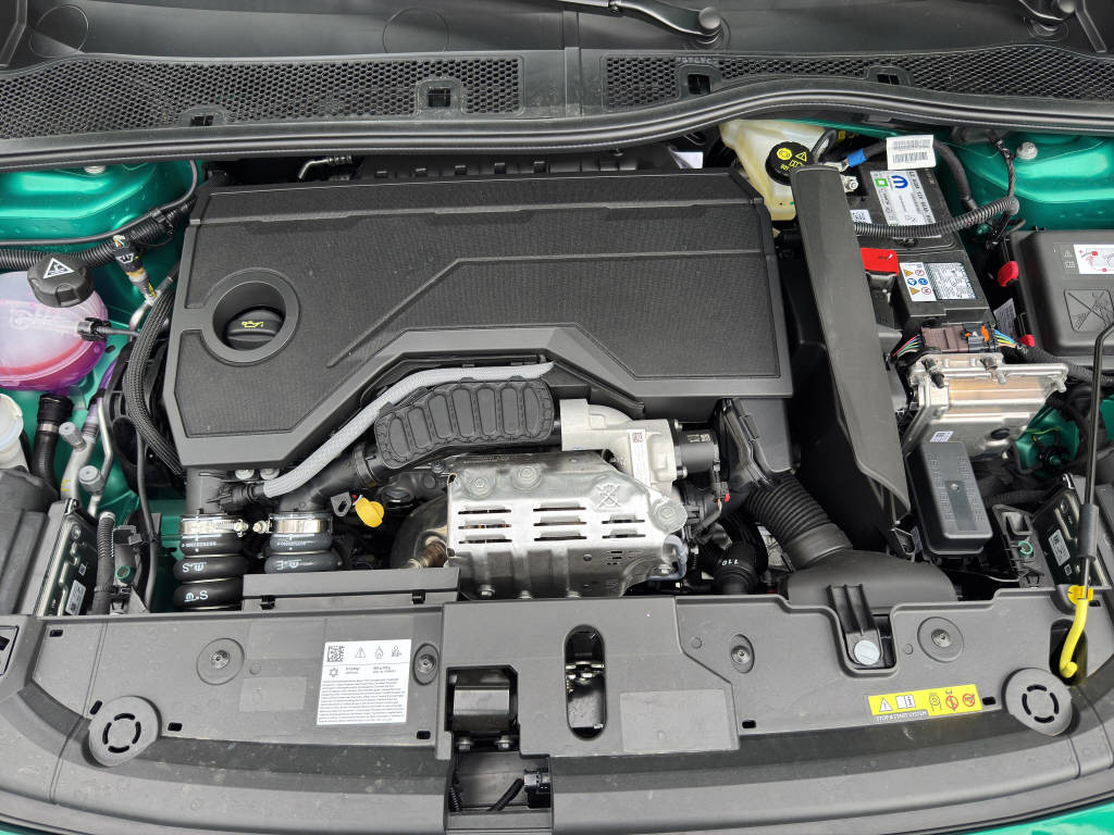 PEUGEOT 208 1.2 Hybrid 145 GT Exclusive-image-12