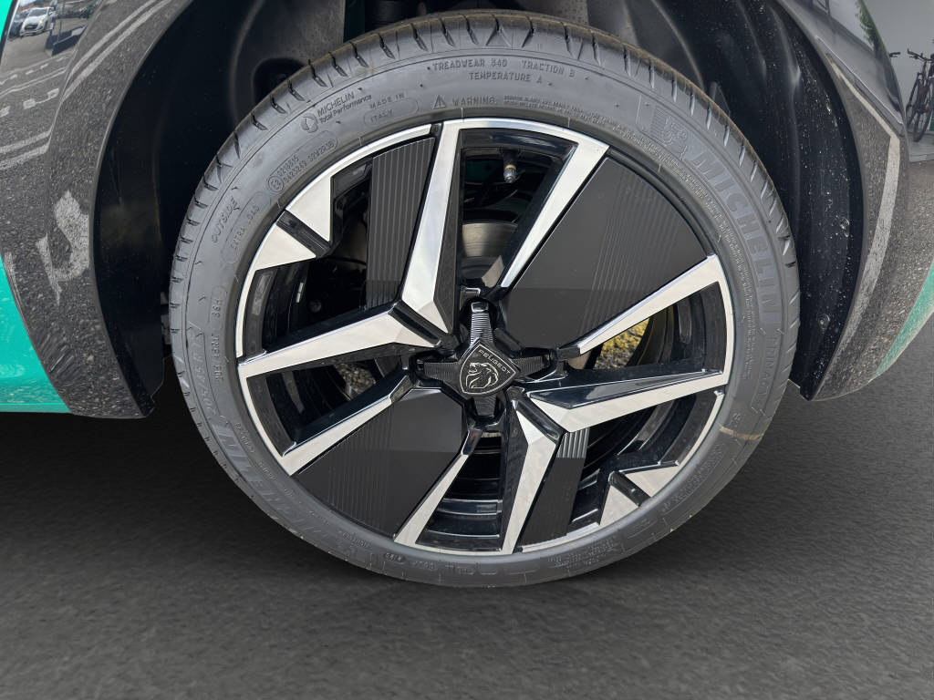PEUGEOT 208 1.2 Hybrid 145 GT Exclusive-image-13