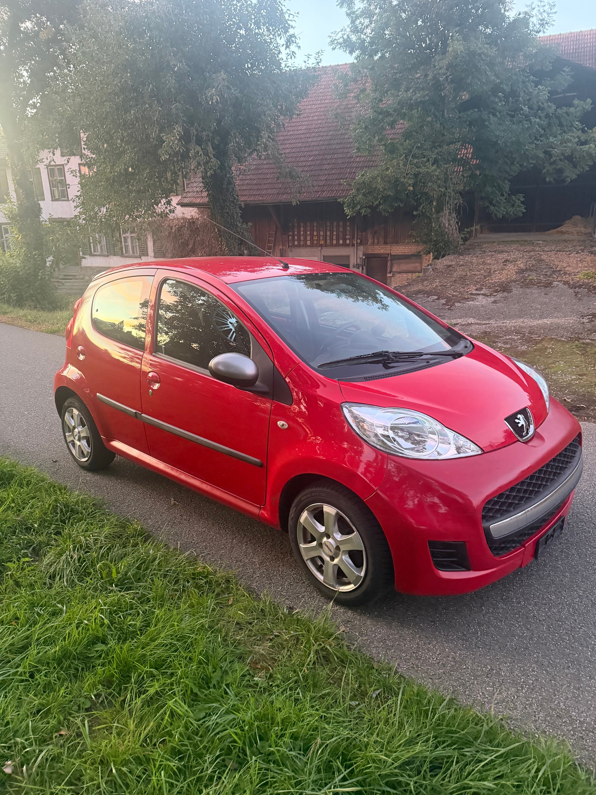 PEUGEOT 107 1.0 Trendy-image-1