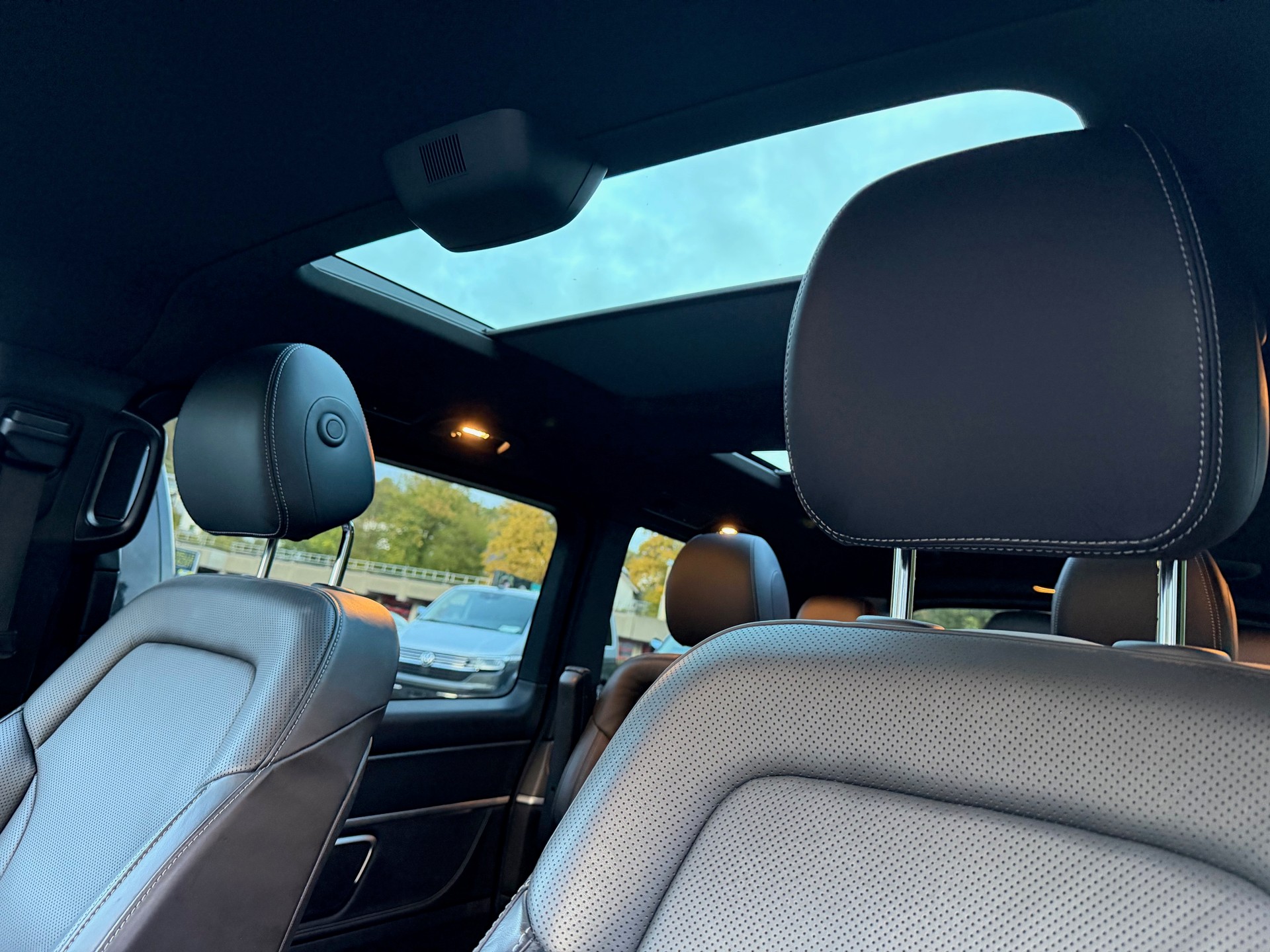 MERCEDES-BENZ V 300 d lang AMG-Line Edition 4Matic 9G-Tronic-image-11