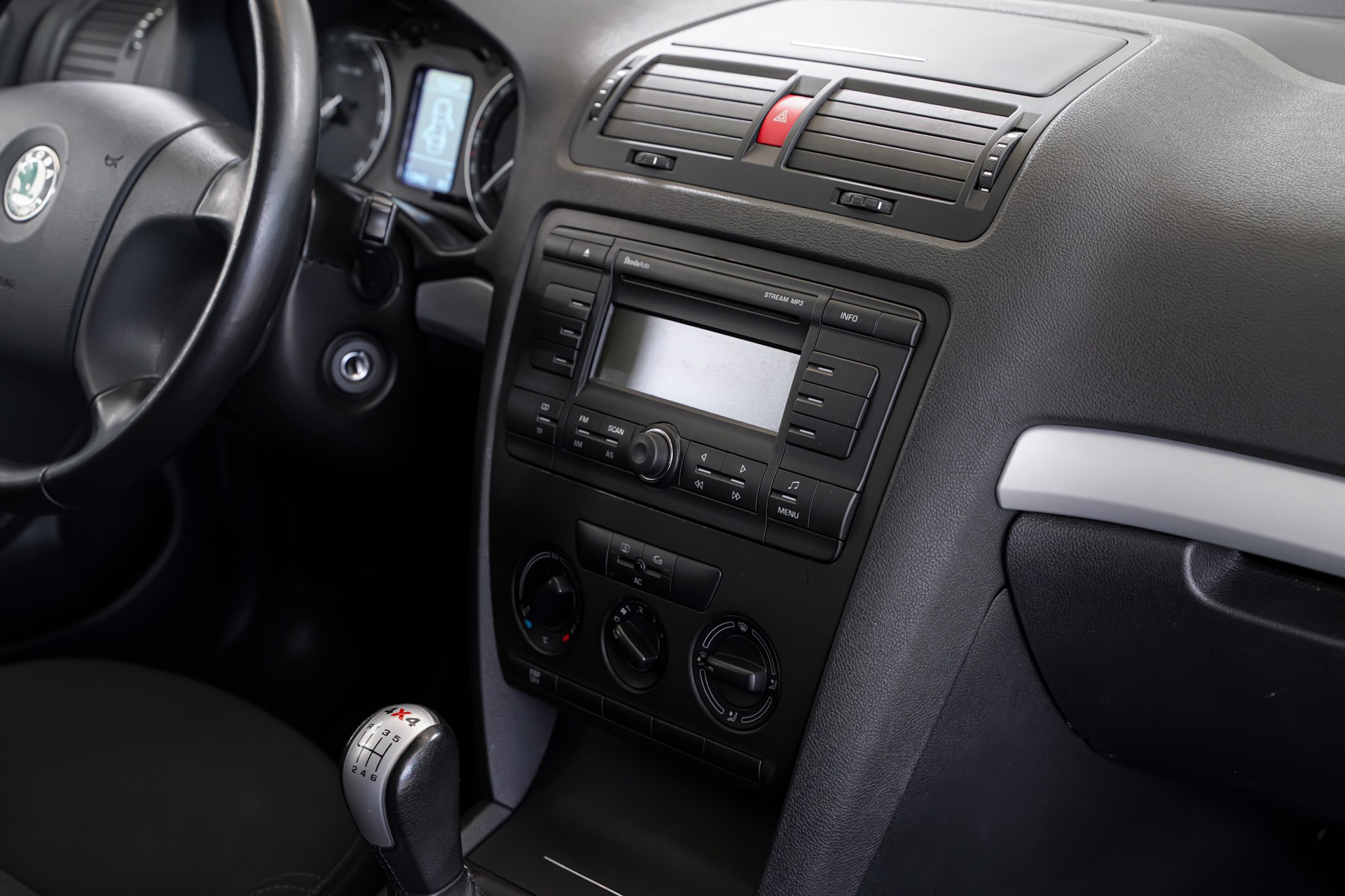 SKODA Octavia 1.9 TDI Adventure 4x4-image-16