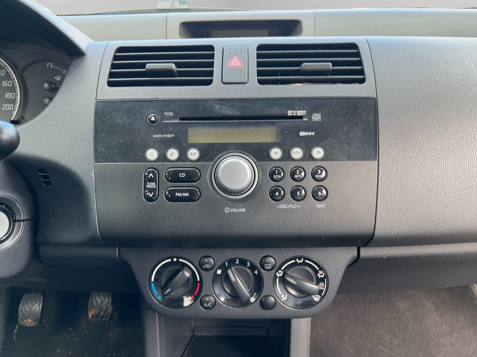 SUZUKI Swift 1.3i 16V GL-image-11