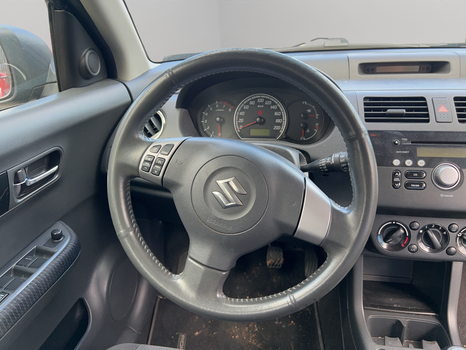 SUZUKI Swift 1.3i 16V GL-image-12