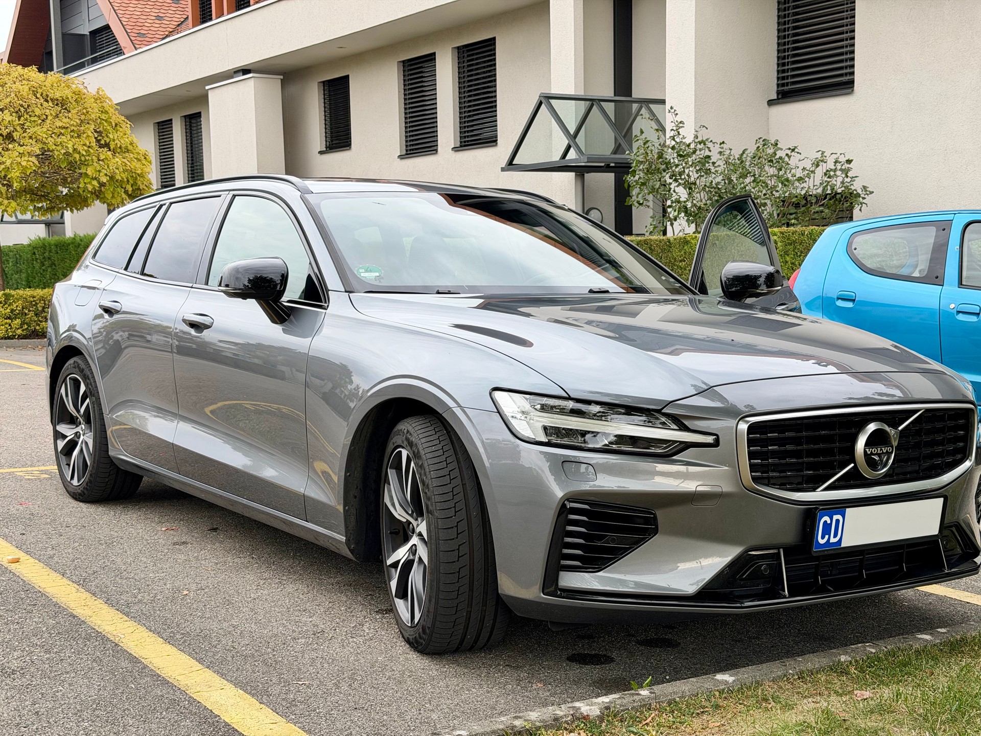VOLVO 2.0 T8 TE R-Design eAWD-image-2